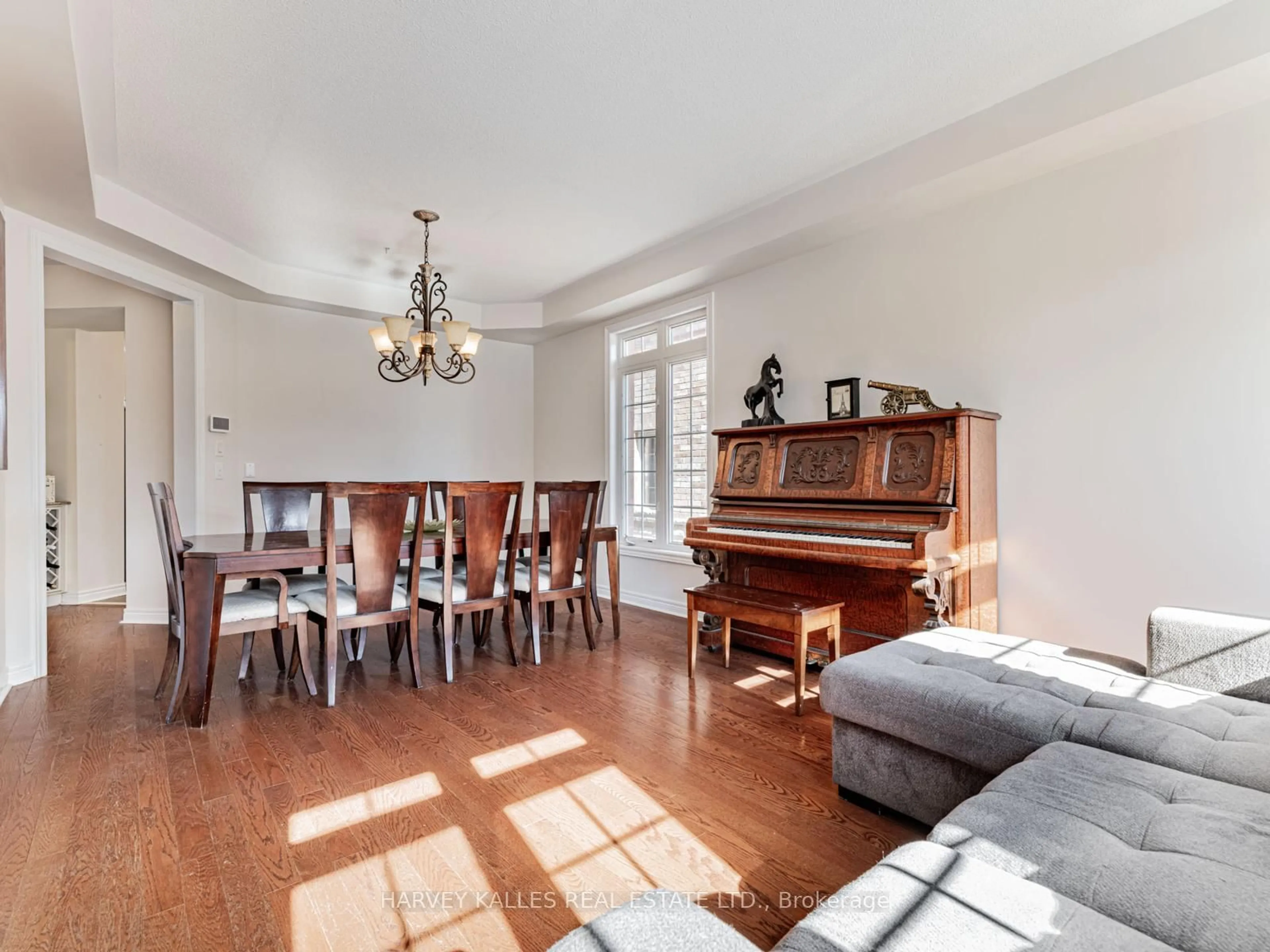 Living room with furniture, wood/laminate floor for 41 William Bowes Blvd, Vaughan Ontario L6A 4B1