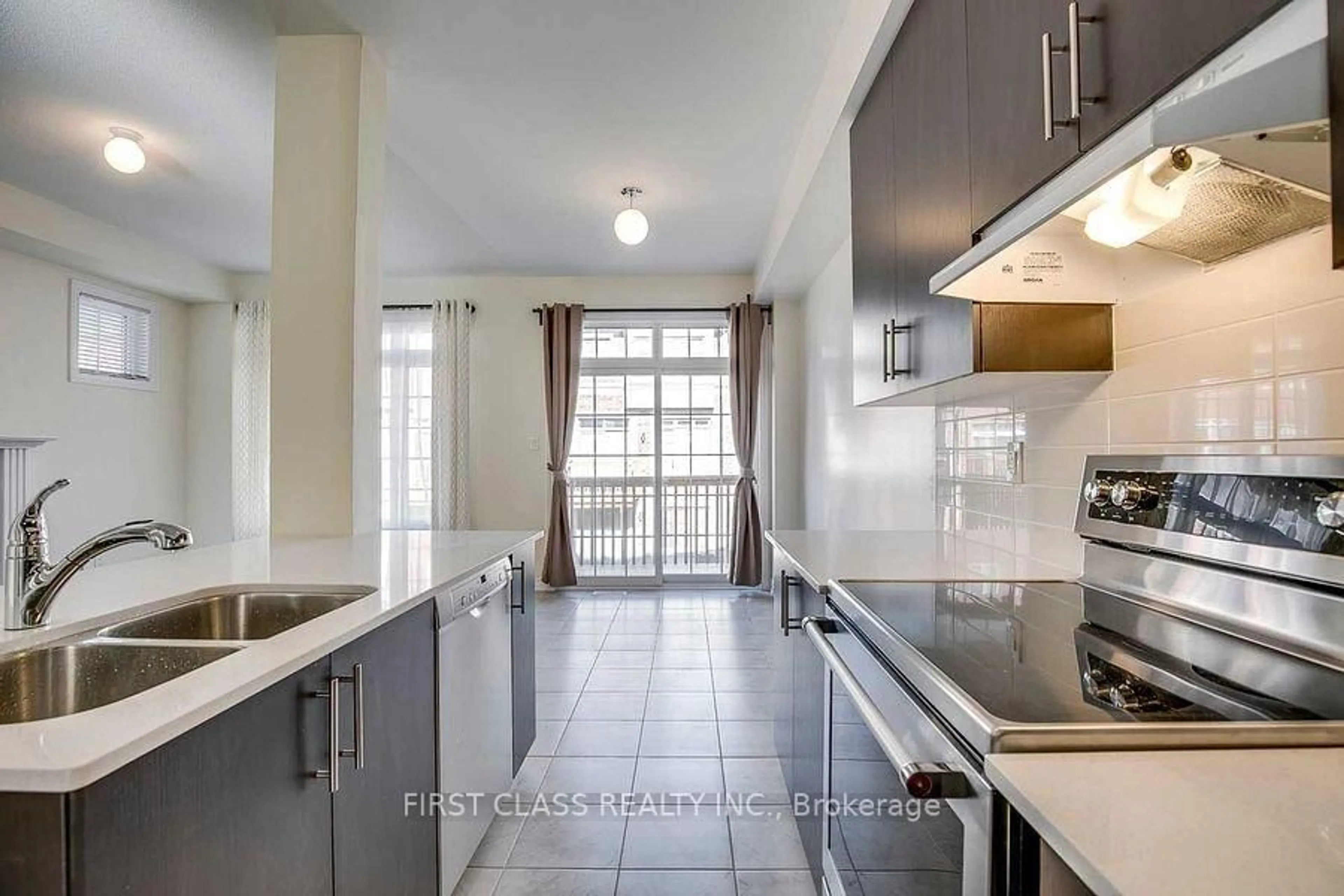 Open concept kitchen, ceramic/tile floor for 126 FAROOQ Blvd, Vaughan Ontario L4L 1A6