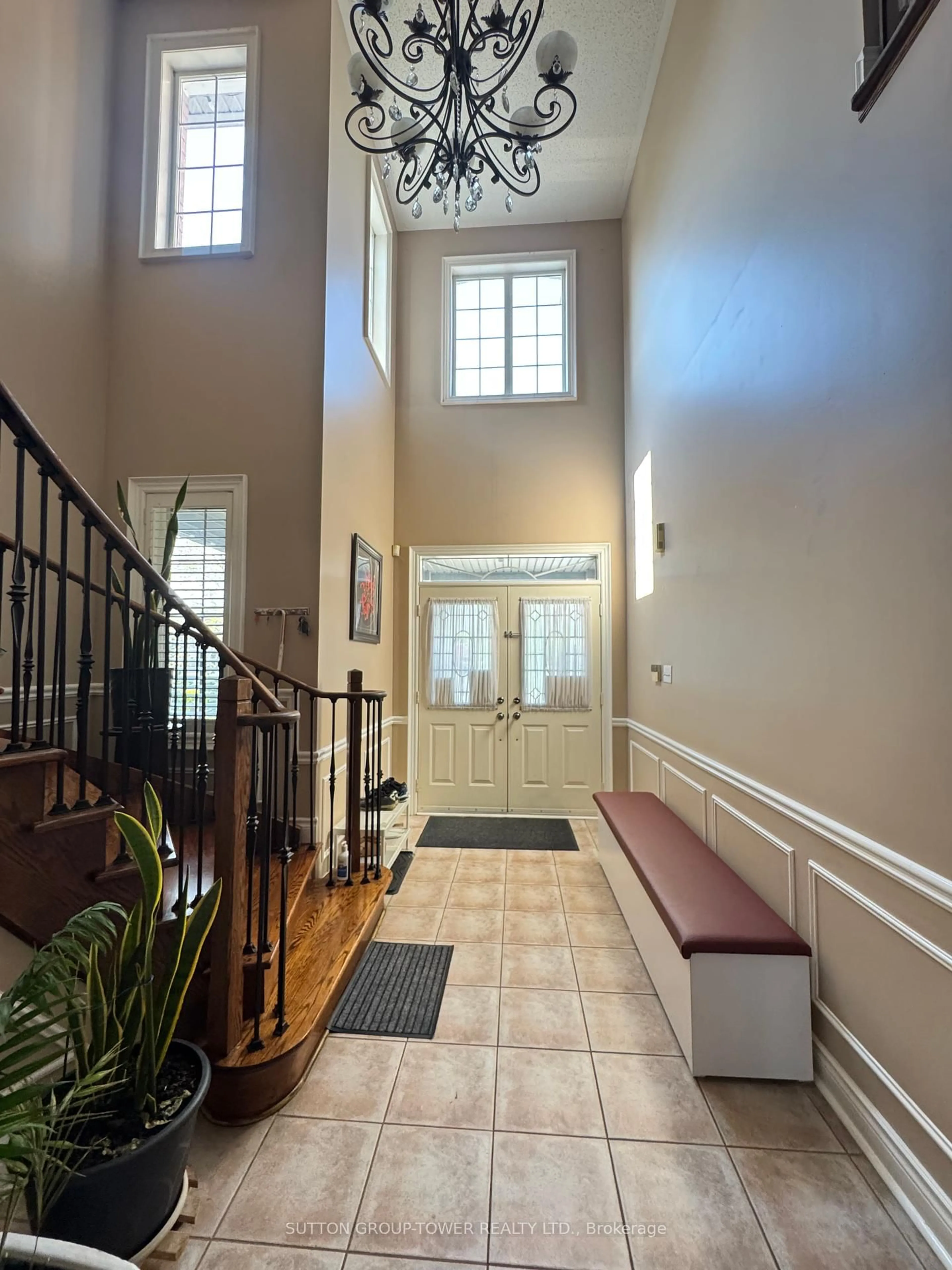 Indoor foyer for 475 Sonoma Blvd, Vaughan Ontario L4H 2S2