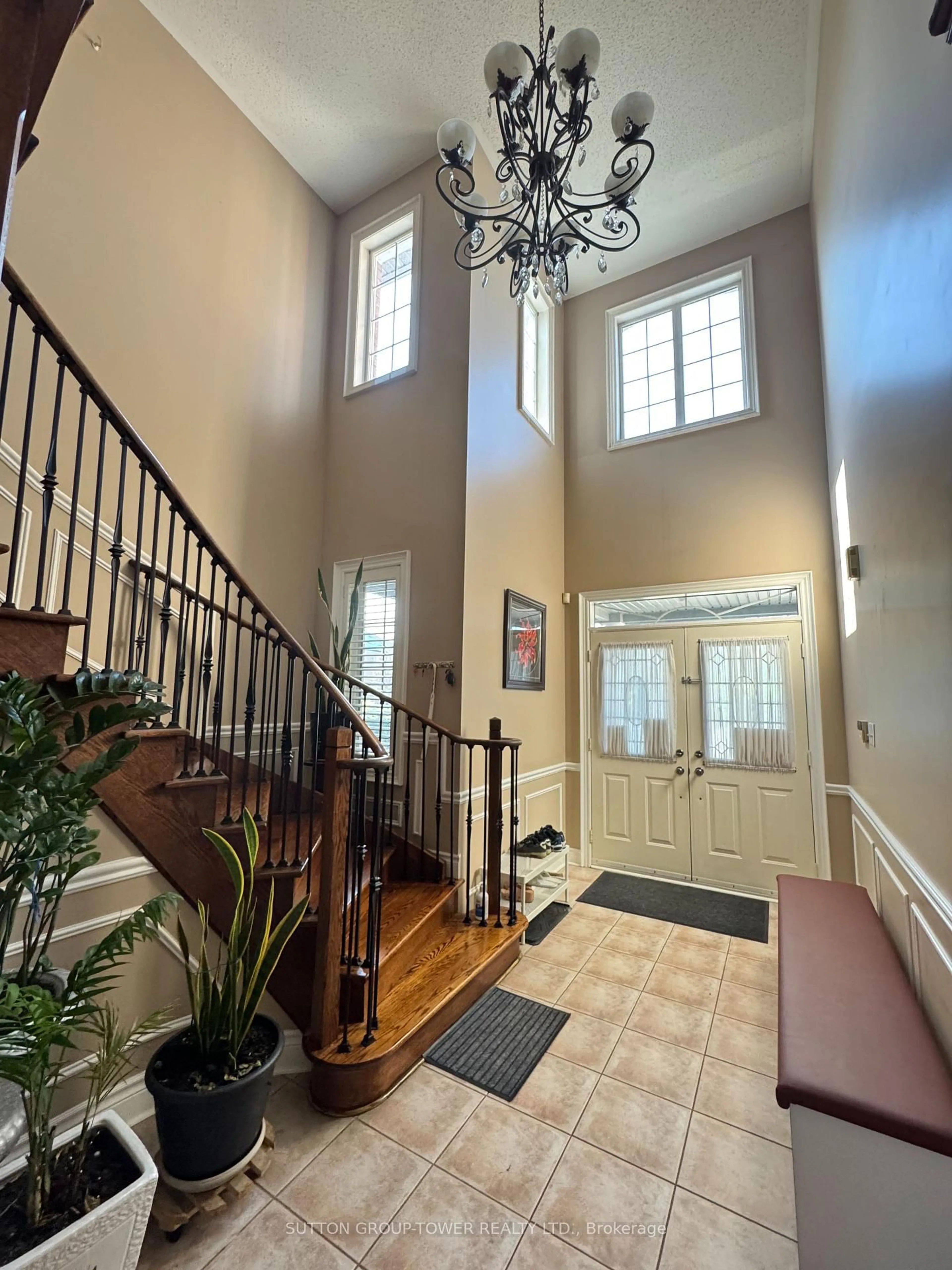 Indoor foyer for 475 Sonoma Blvd, Vaughan Ontario L4H 2S2