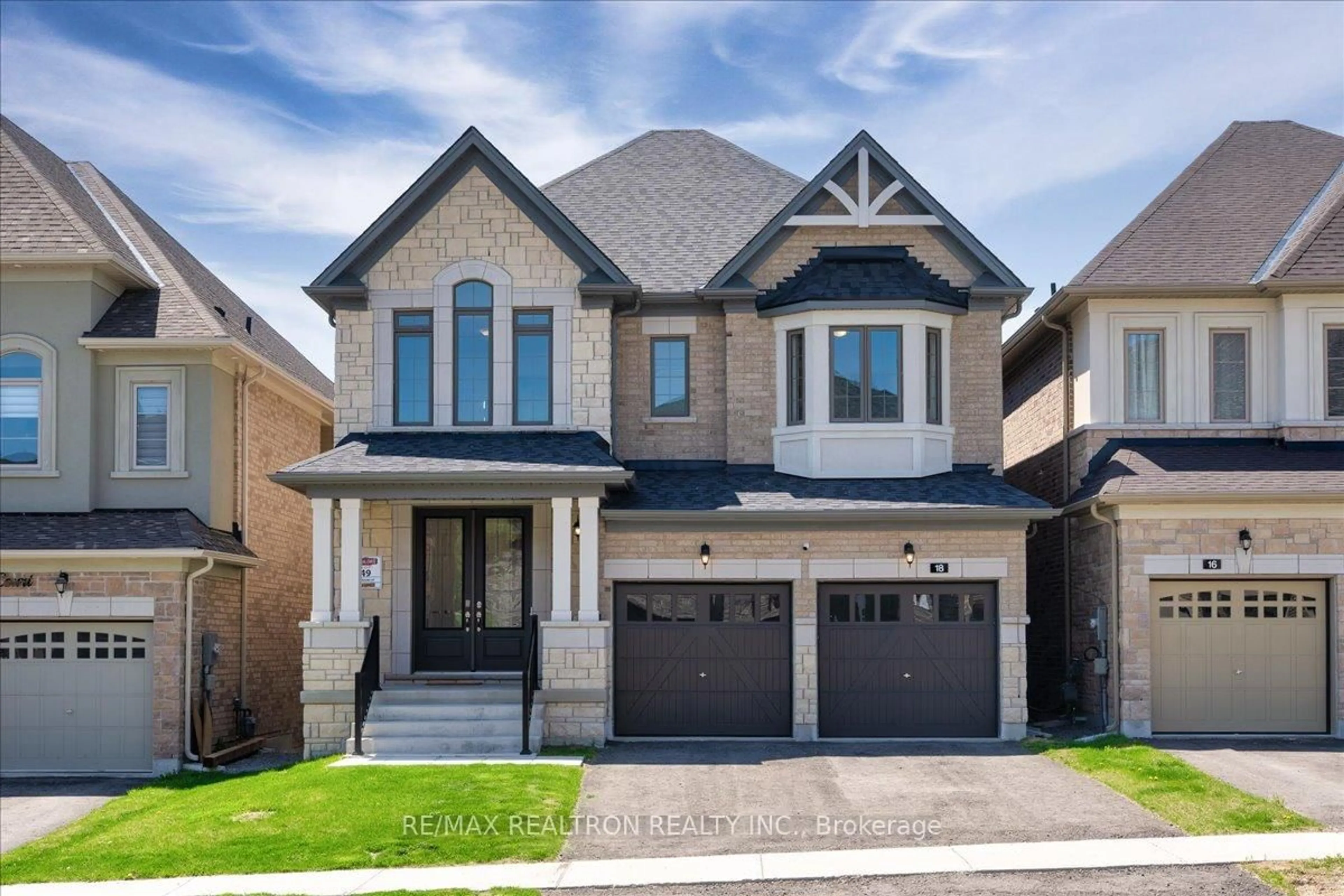 Home with brick exterior material, street for 18 Upbound Crt, East Gwillimbury Ontario L9N 0W1