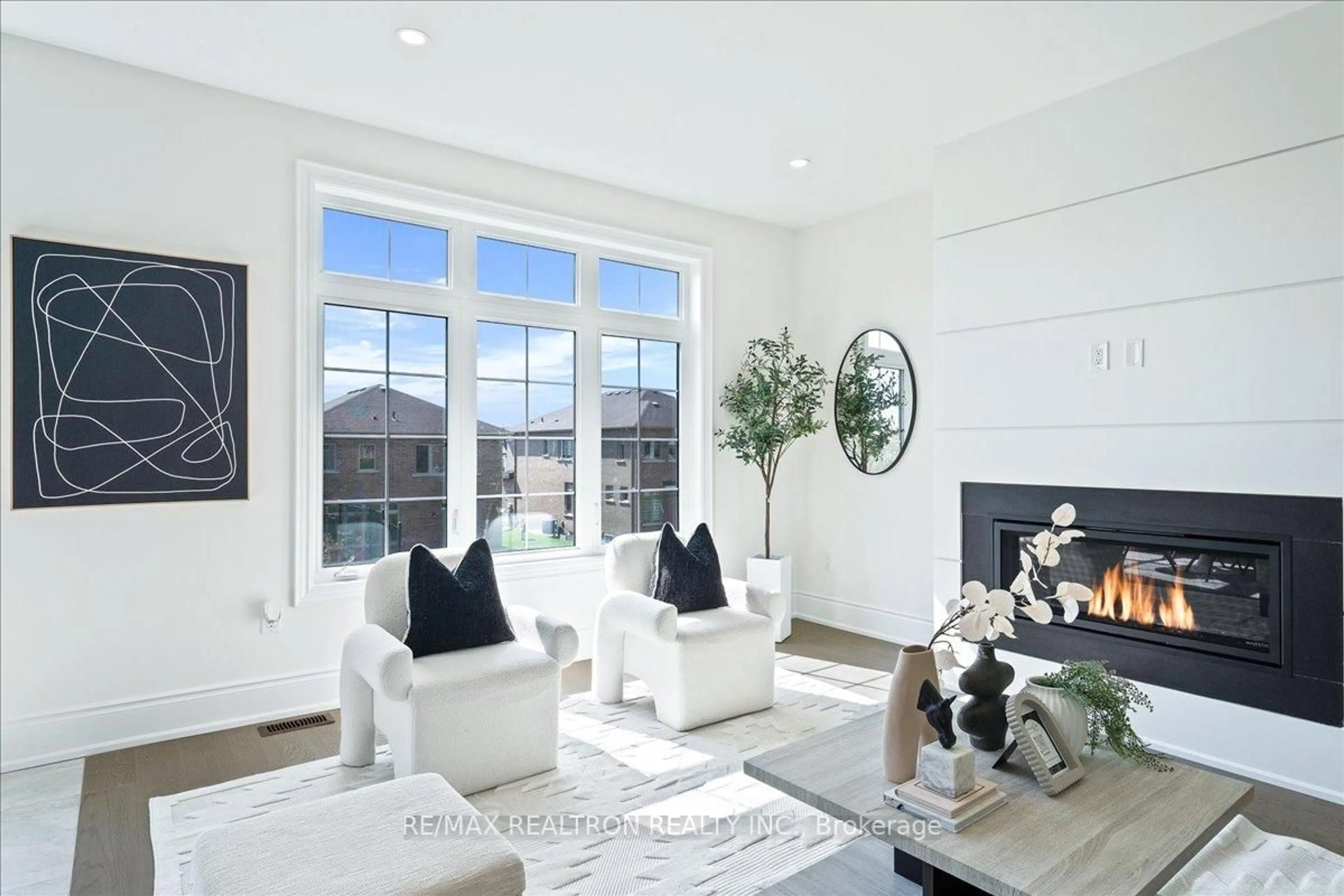 Living room with furniture, unknown for 18 Upbound Crt, East Gwillimbury Ontario L9N 0W1