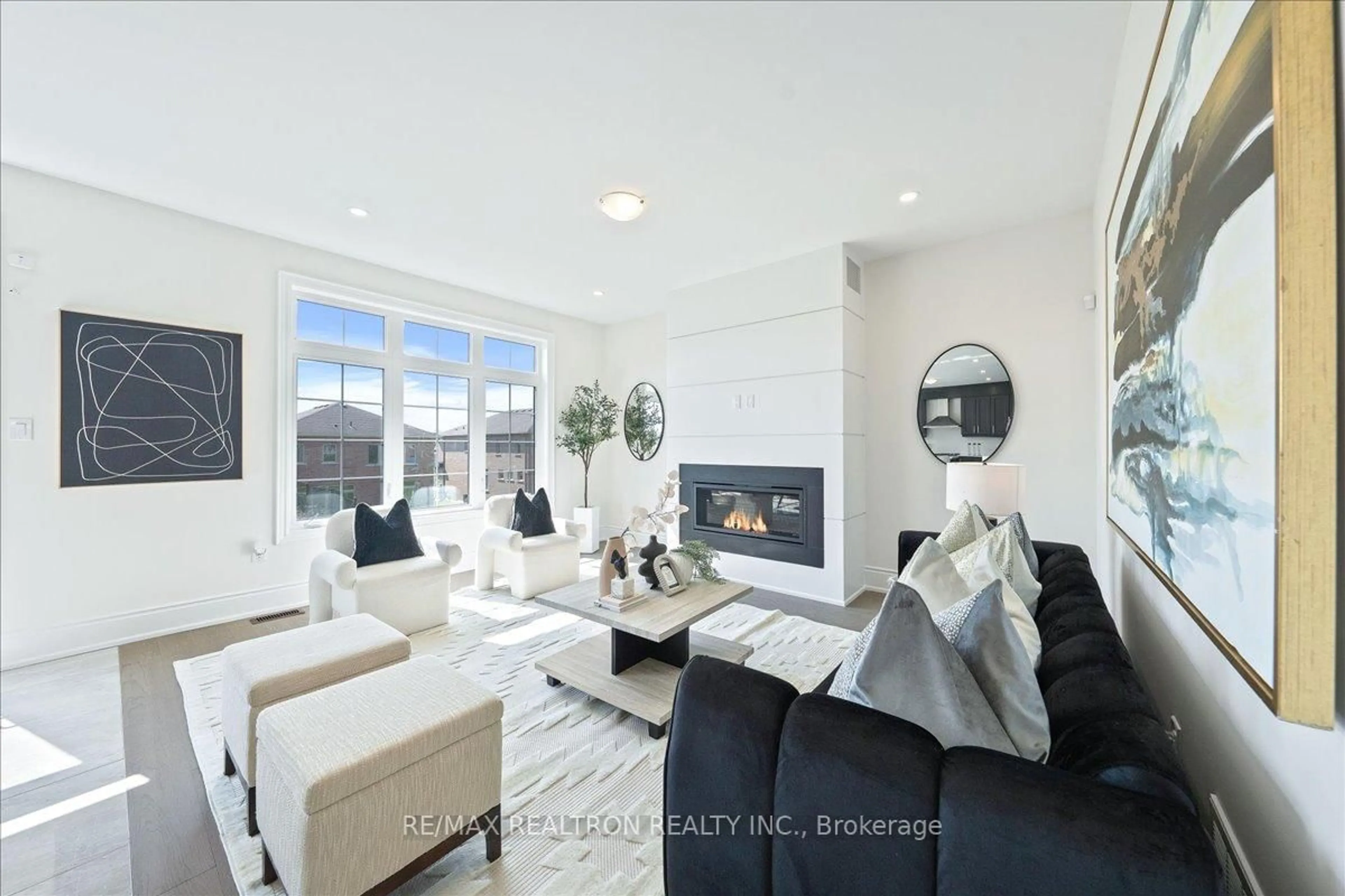 Living room with furniture, unknown for 18 Upbound Crt, East Gwillimbury Ontario L9N 0W1