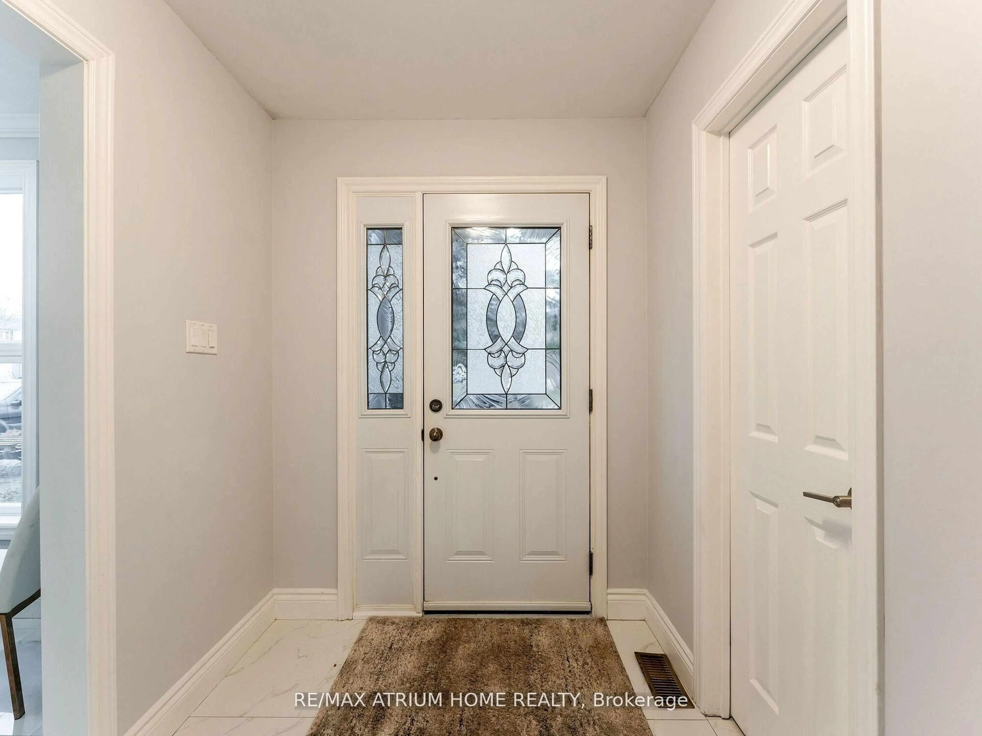 Indoor entryway for 401 Borden Ave, Newmarket Ontario L3Y 5C1