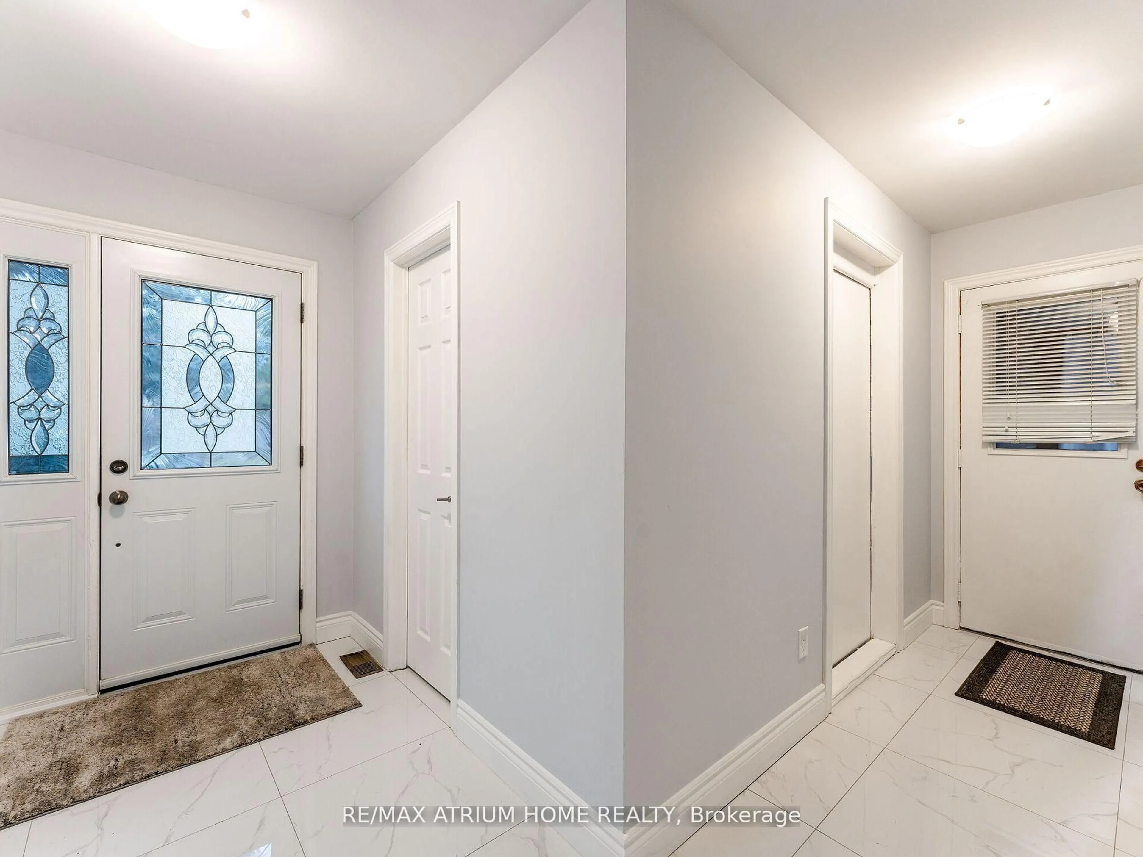 Indoor entryway for 401 Borden Ave, Newmarket Ontario L3Y 5C1