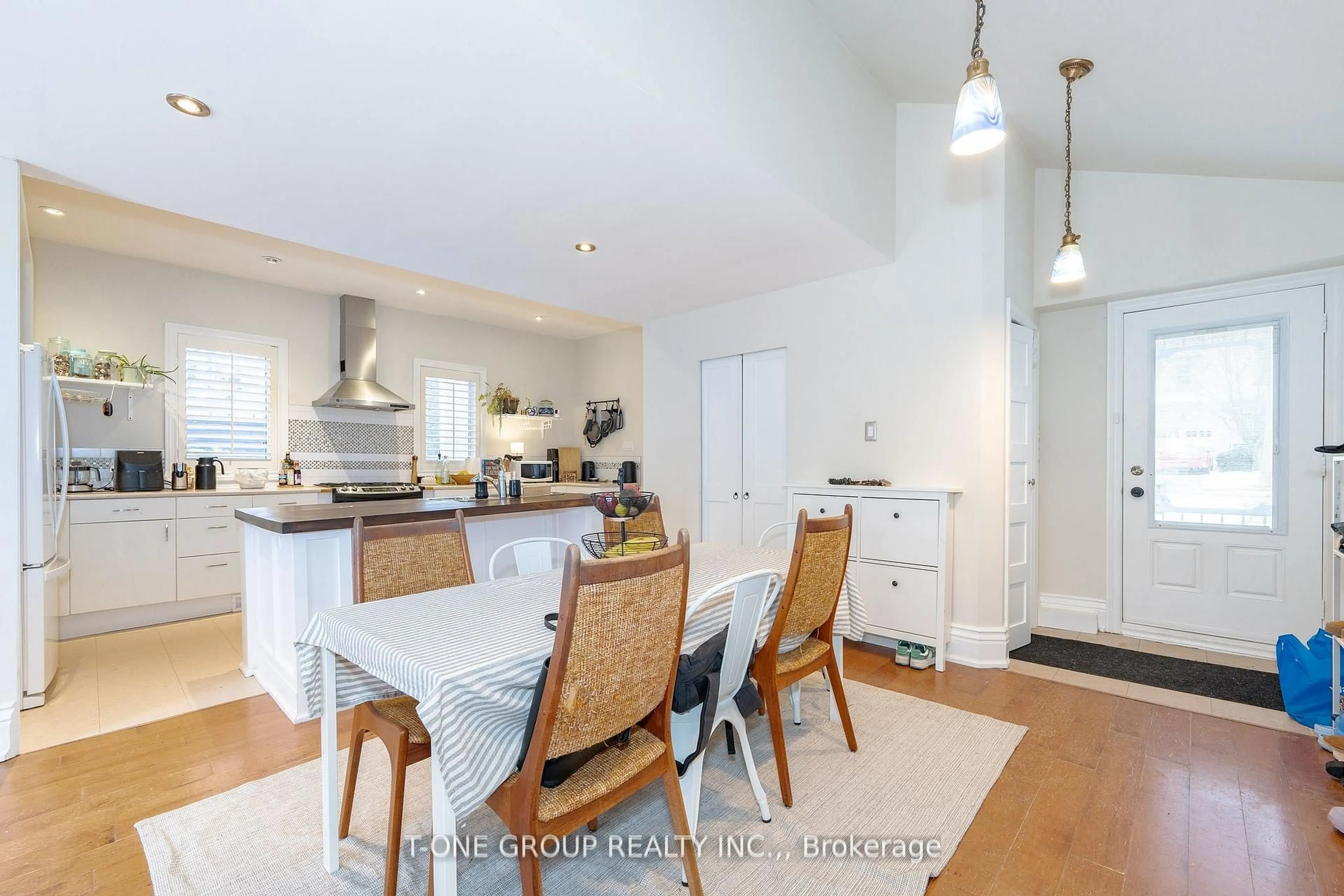 Open concept kitchen, wood/laminate floor for 579 Pearson St, Newmarket Ontario L3Y 1G2