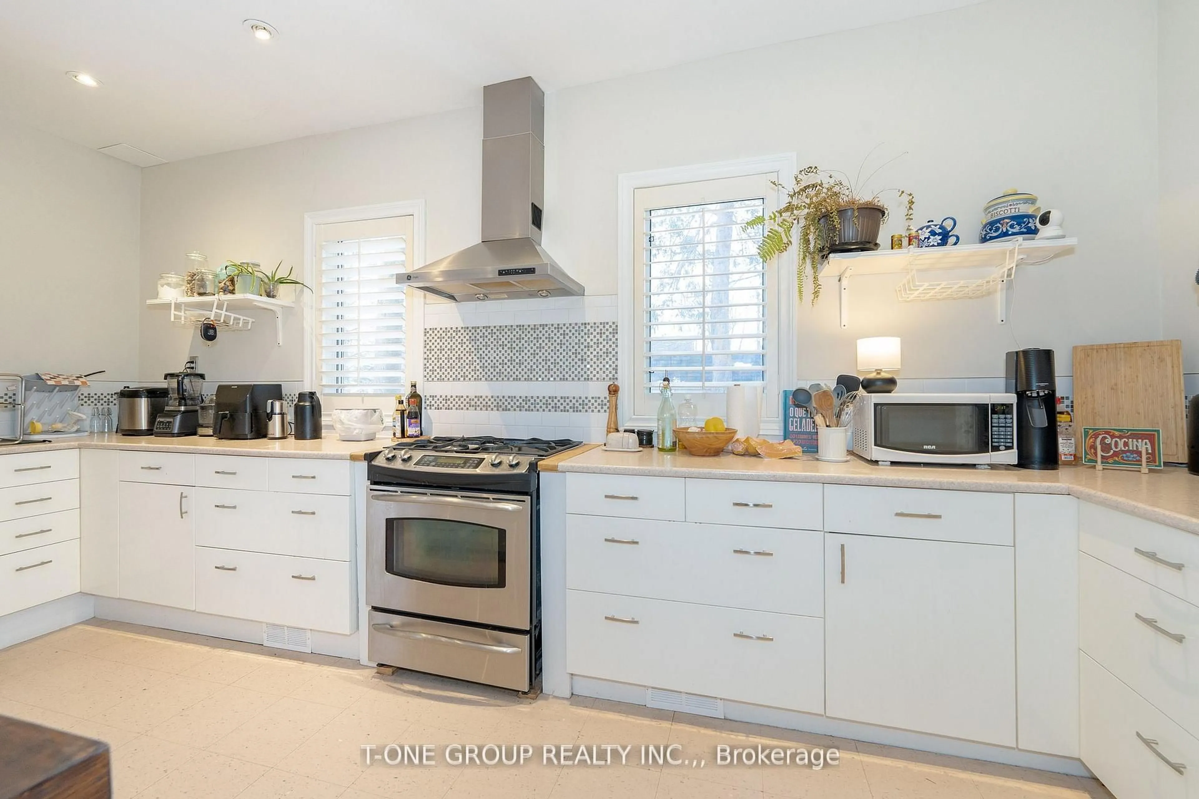 Contemporary kitchen, unknown for 579 Pearson St, Newmarket Ontario L3Y 1G2