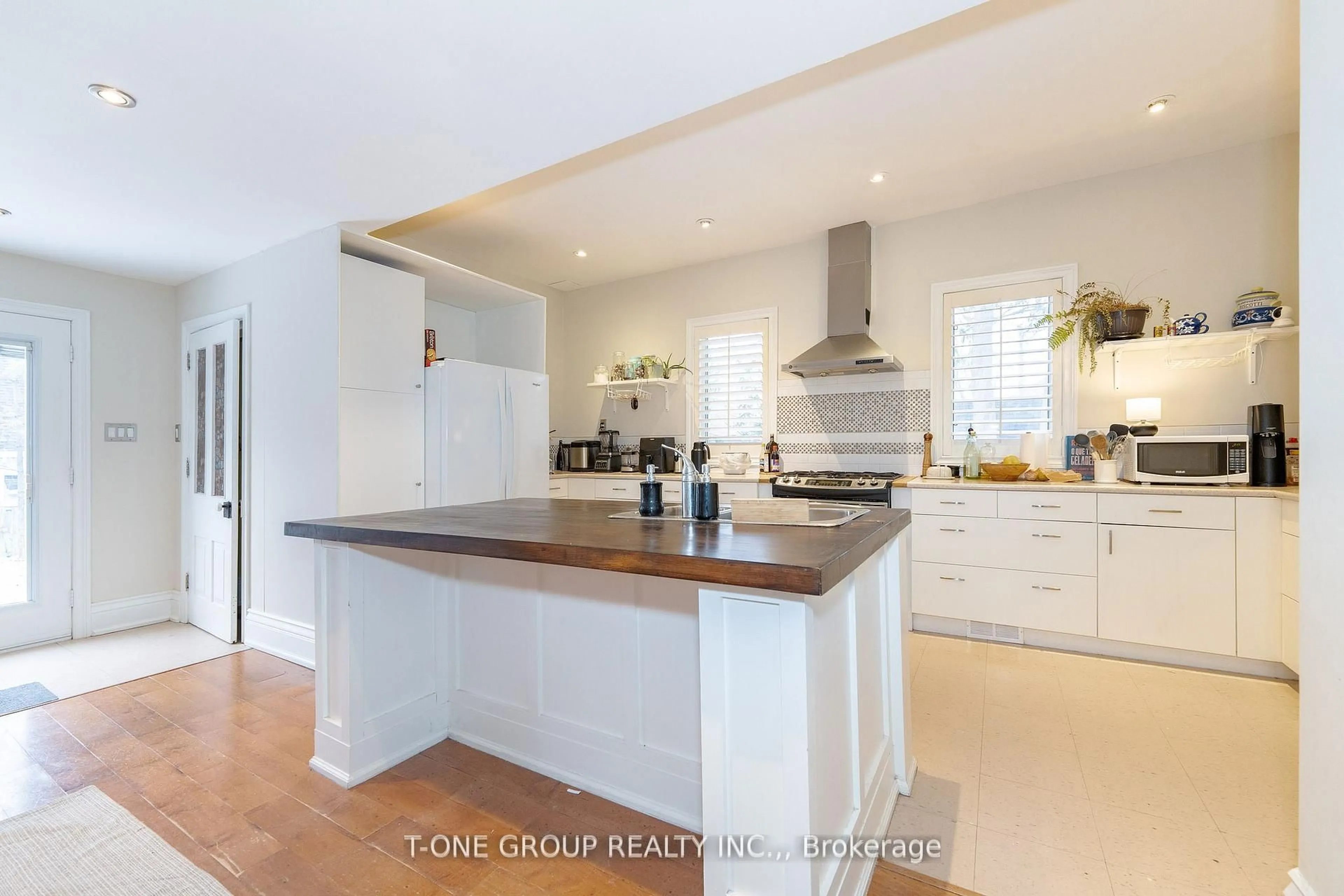 Open concept kitchen, unknown for 579 Pearson St, Newmarket Ontario L3Y 1G2