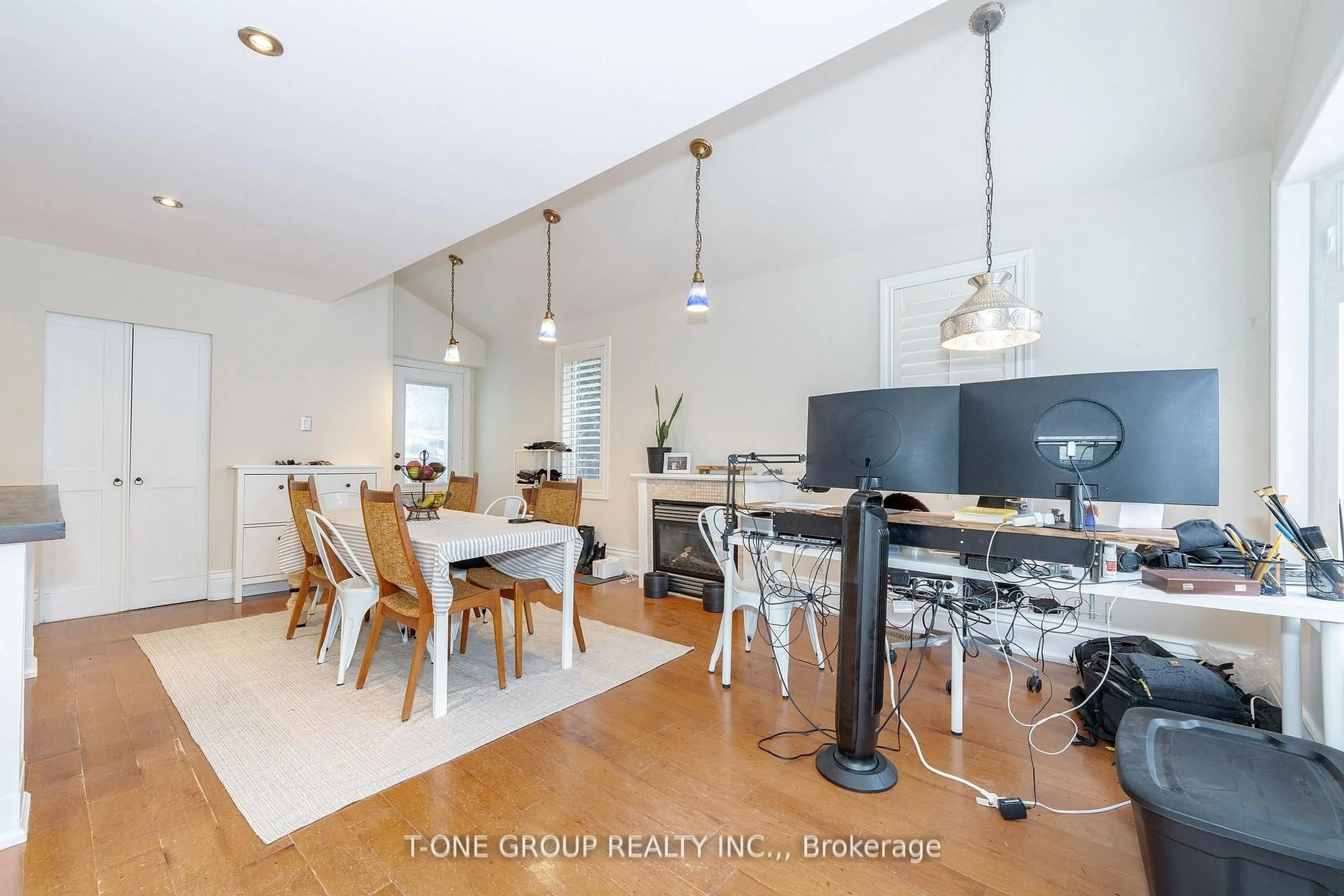 Dining room, wood/laminate floor for 579 Pearson St, Newmarket Ontario L3Y 1G2