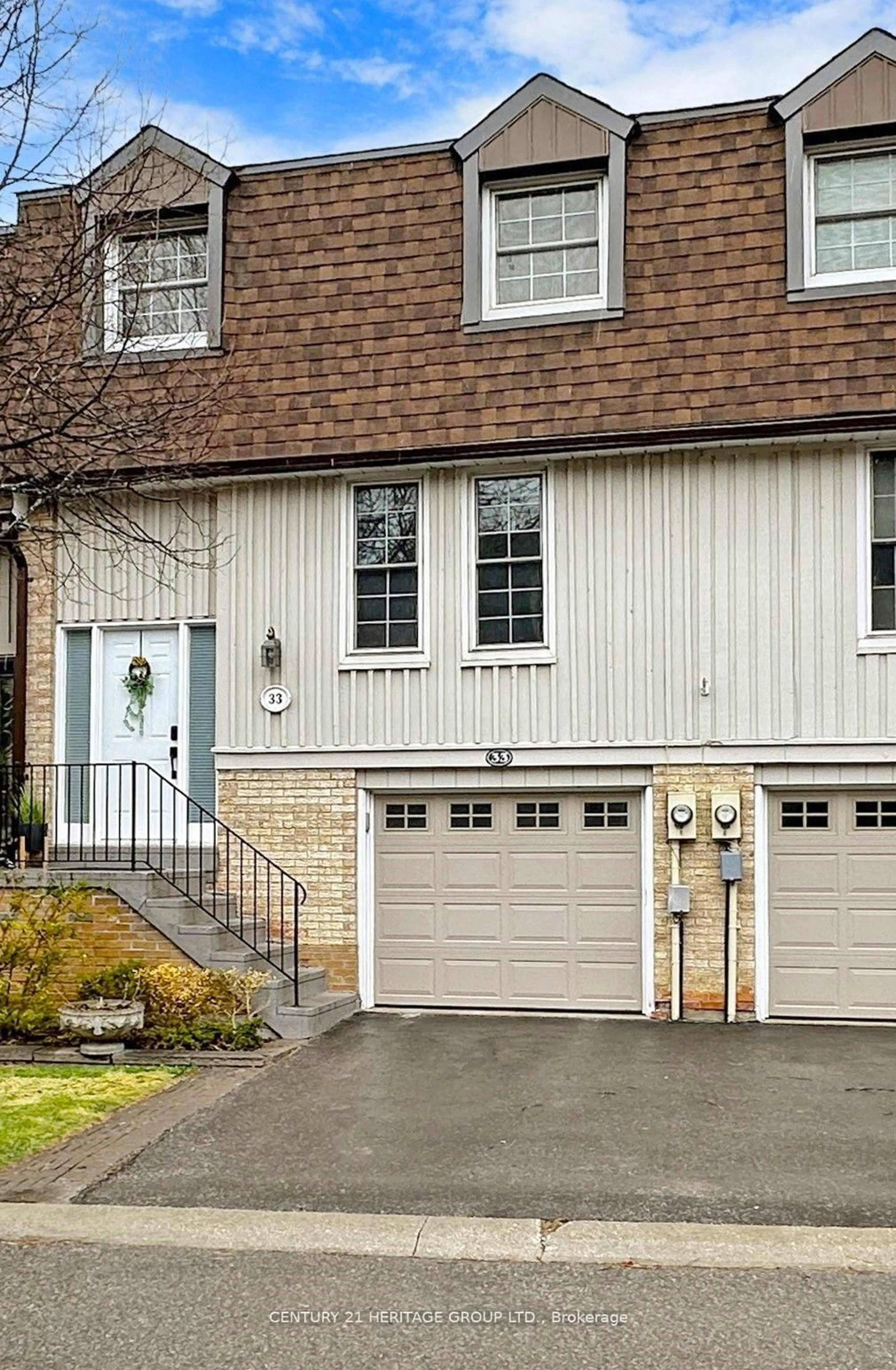 Home with vinyl exterior material, street for 33 Bramble Way, Markham Ontario L3P 3V8