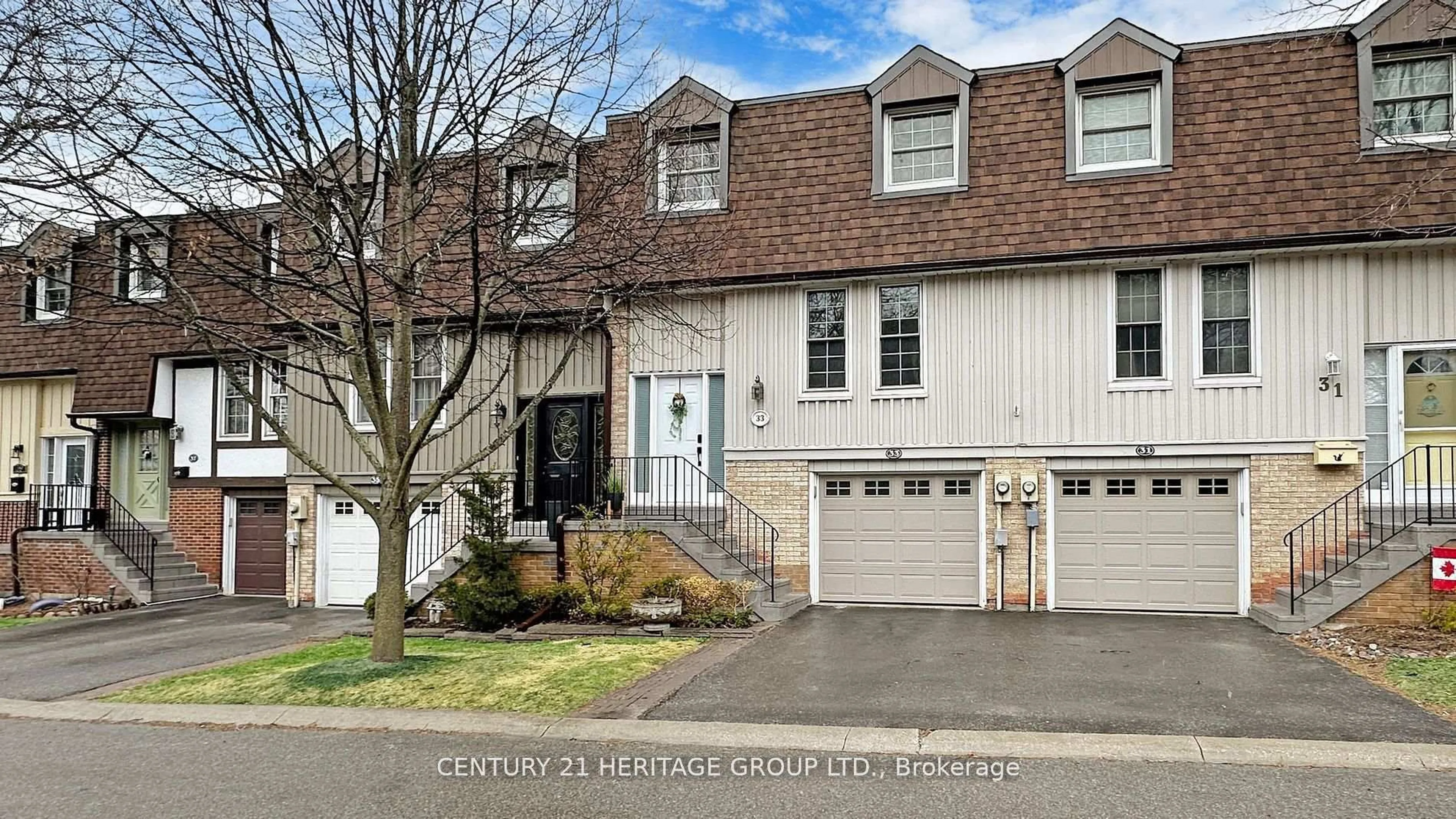 Home with vinyl exterior material, street for 33 Bramble Way, Markham Ontario L3P 3V8
