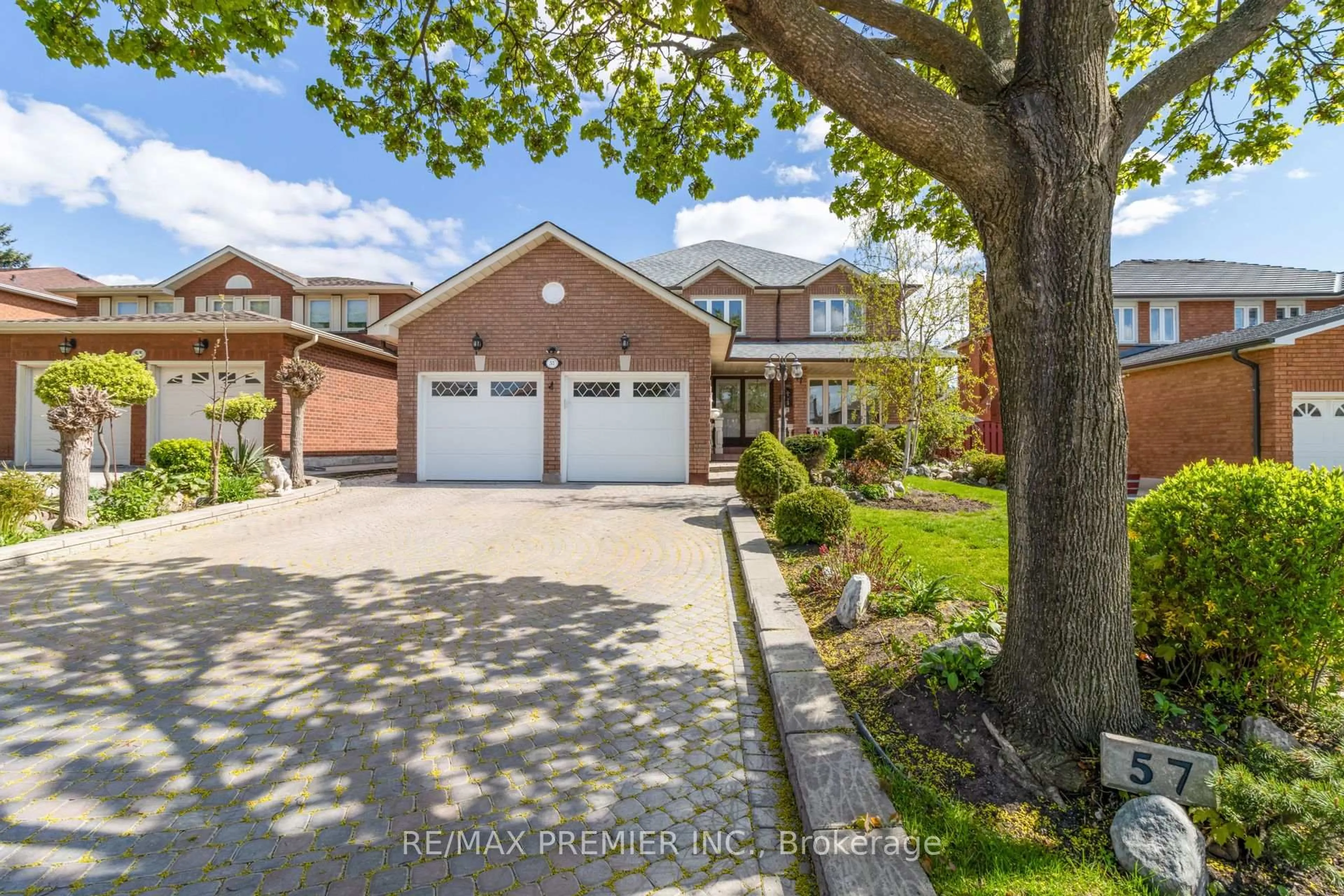 A pic from outside/outdoor area/front of a property/back of a property/a pic from drone, street for 57 Vineyard Crt, Vaughan Ontario L4L 5J8