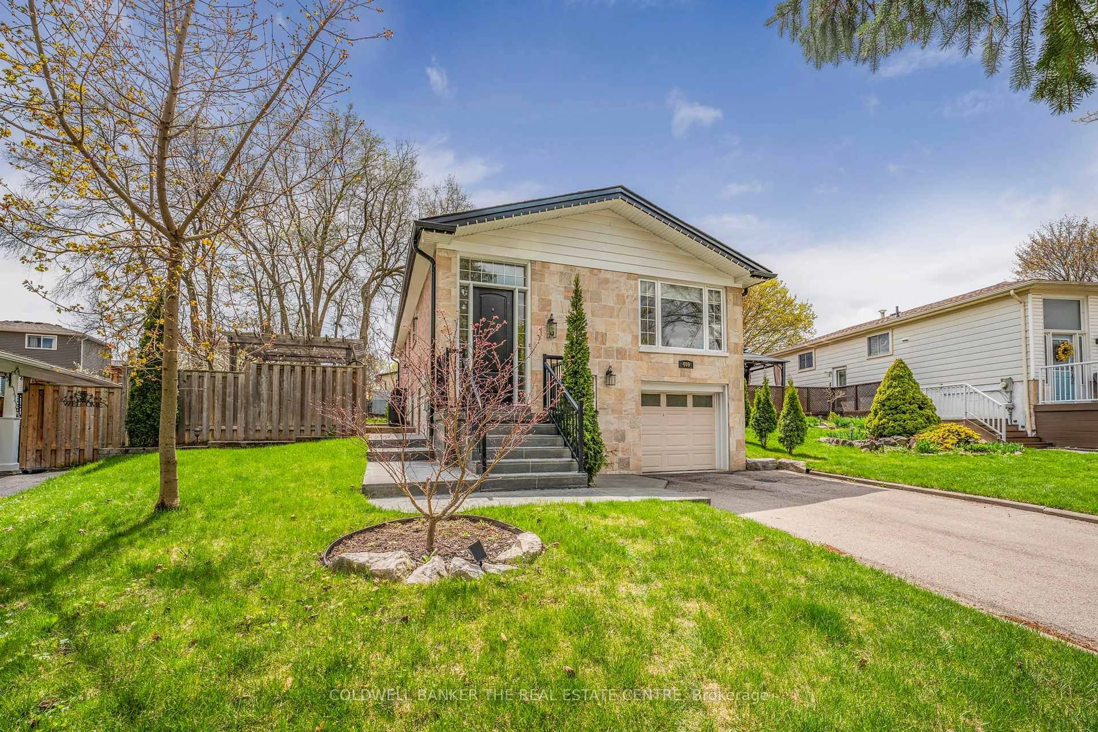 Home with vinyl exterior material, street for 409 Roywood Cres, Newmarket Ontario L3Y 1A9