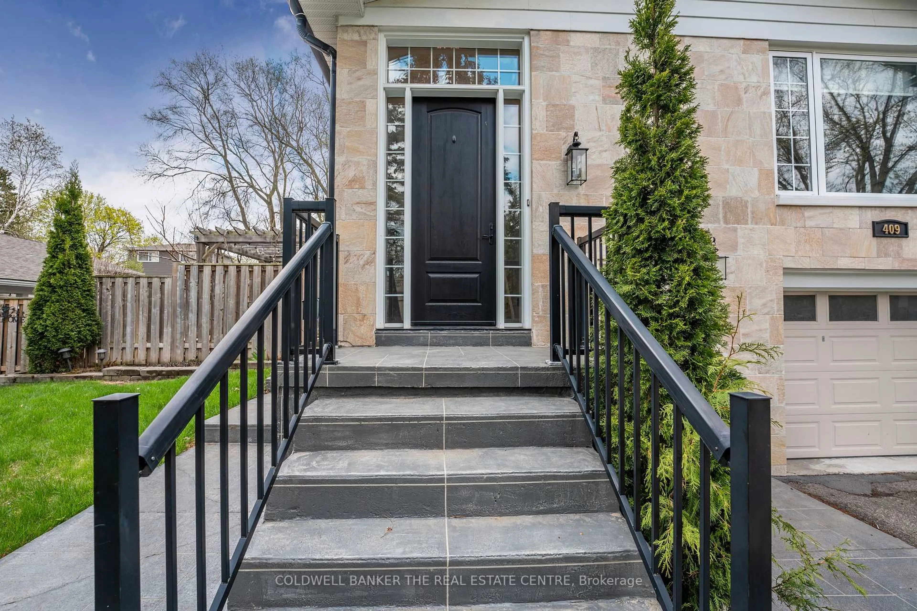 Indoor entryway for 409 Roywood Cres, Newmarket Ontario L3Y 1A9