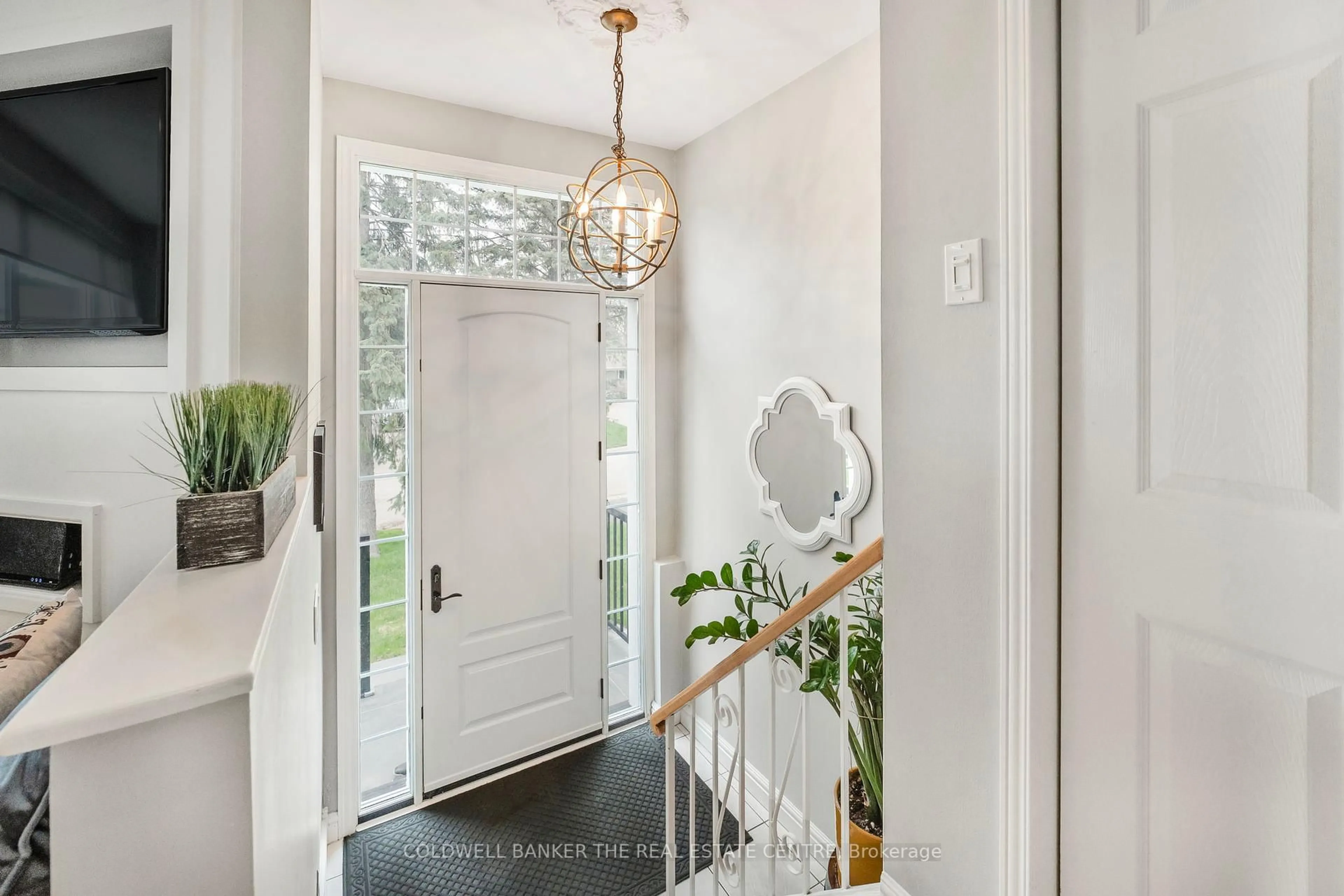 Indoor entryway for 409 Roywood Cres, Newmarket Ontario L3Y 1A9