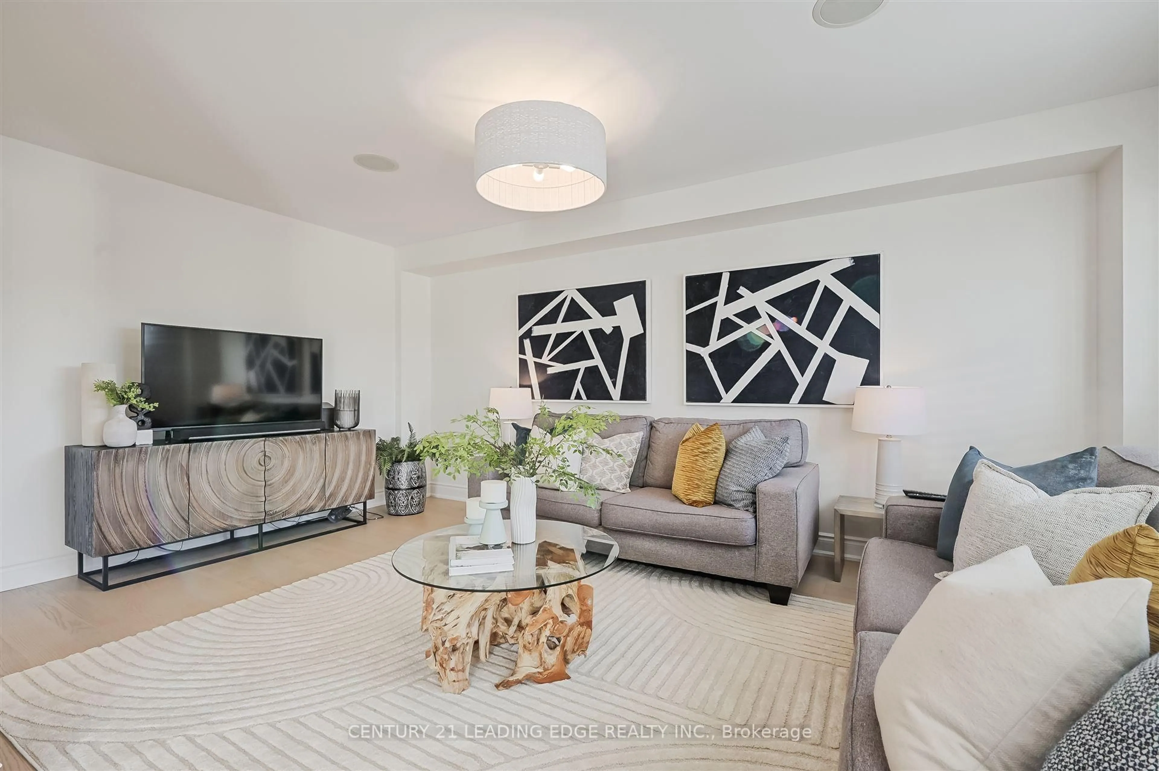 Living room with furniture, unknown for 428 King St, East Gwillimbury Ontario L0G 1M0