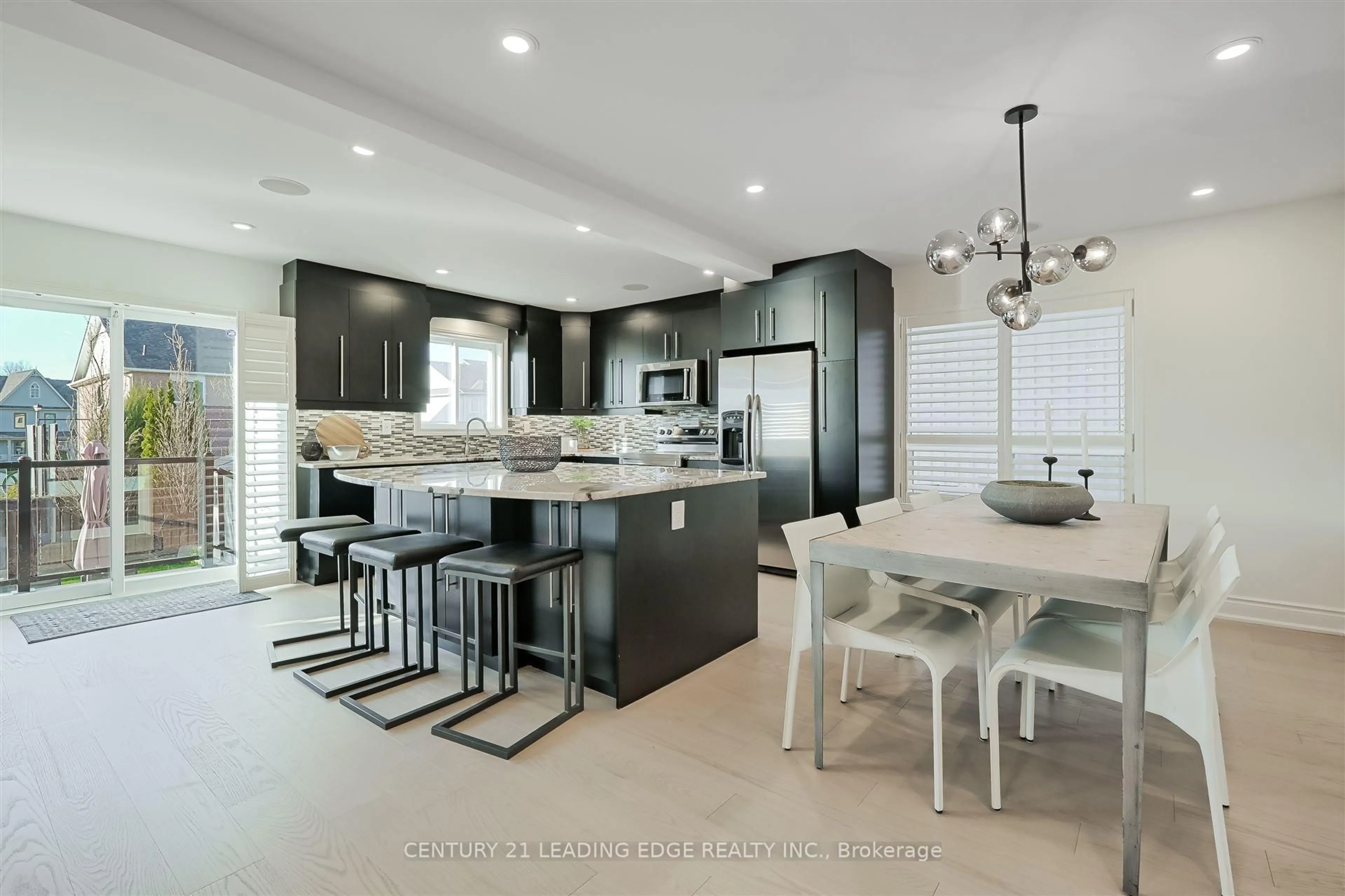 Open concept kitchen, ceramic/tile floor for 428 King St, East Gwillimbury Ontario L0G 1M0