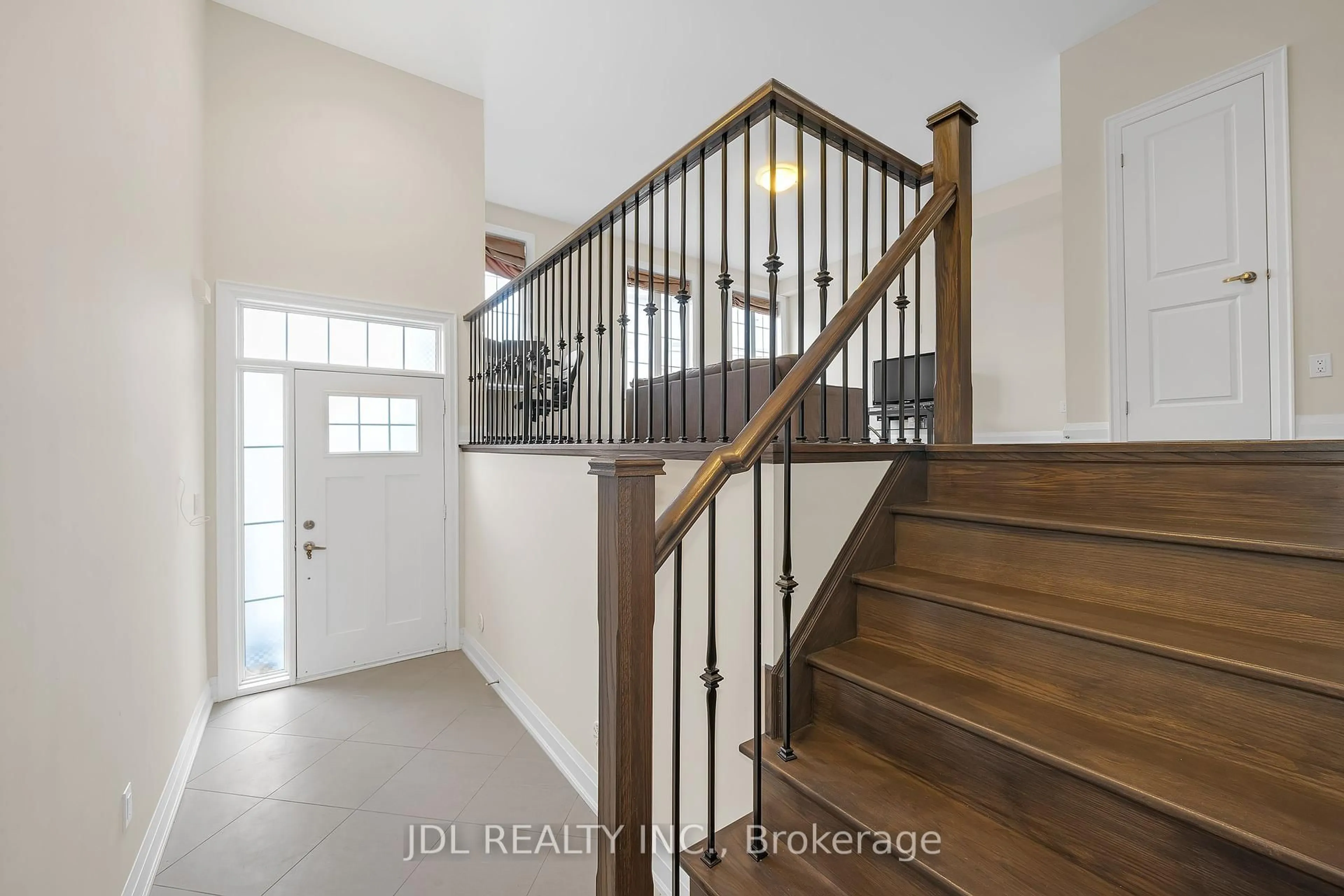 Indoor entryway for 28 Plowman Lane, Richmond Hill Ontario L4S 0G4