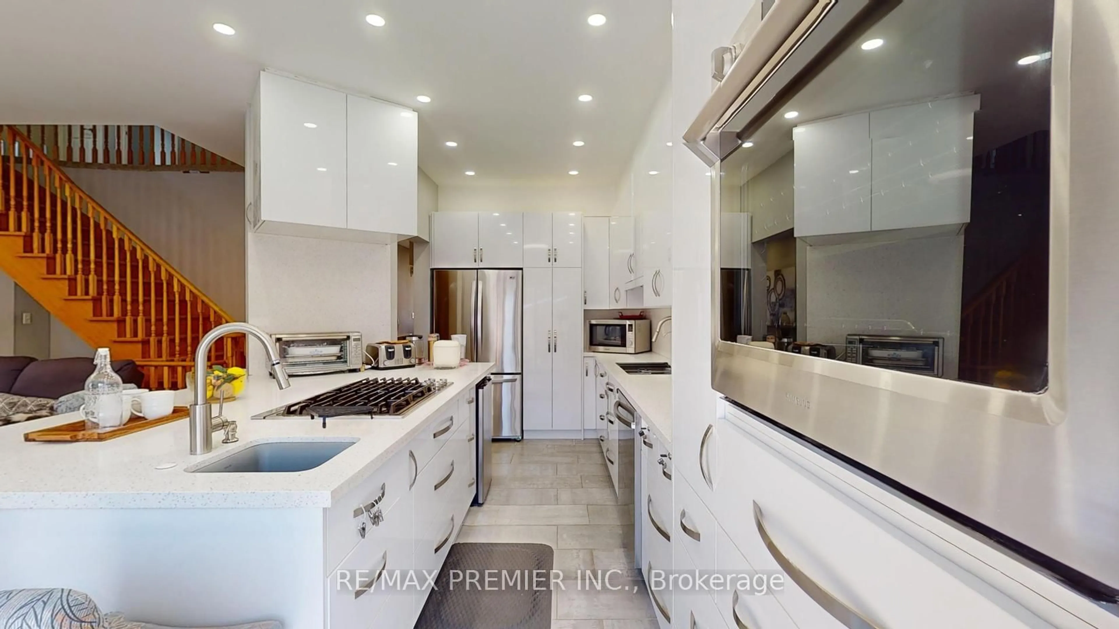 Contemporary kitchen, ceramic/tile floor for 155 Penndutch Circ, Whitchurch-Stouffville Ontario L4A 0N9
