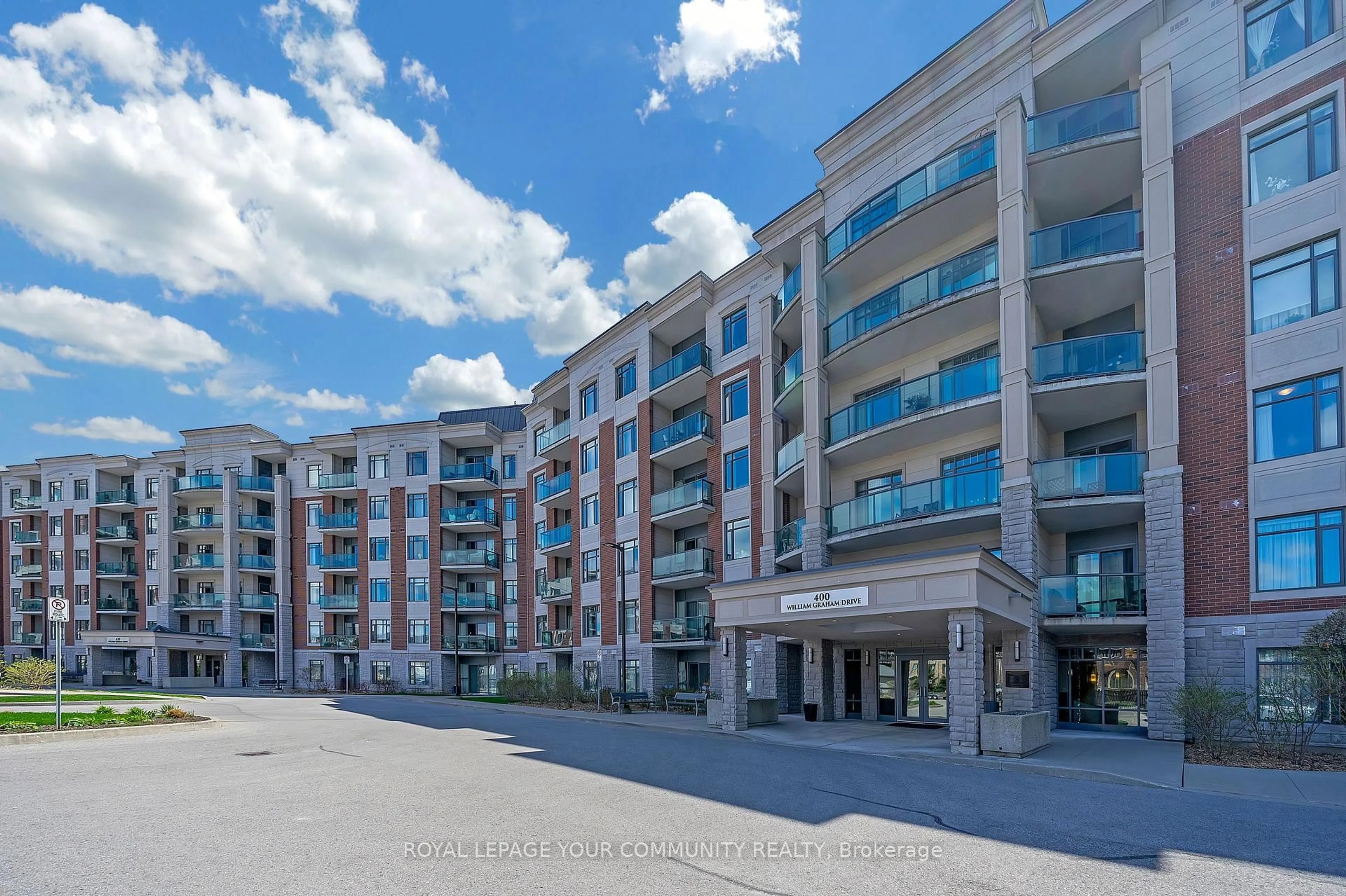 A pic from outside/outdoor area/front of a property/back of a property/a pic from drone, building for 400 William Graham Dr #301, Aurora Ontario L4G 1L7