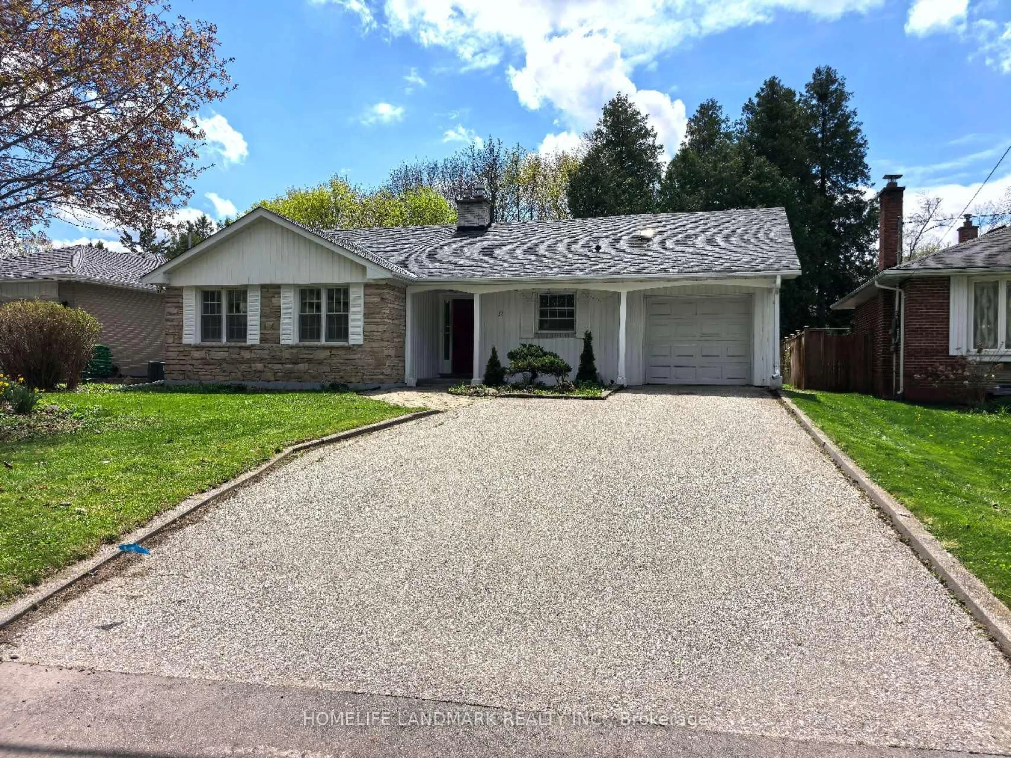 Home with vinyl exterior material, street for 11 Drakefield R Drakefield Rd, Markham Ontario L3P 1G6