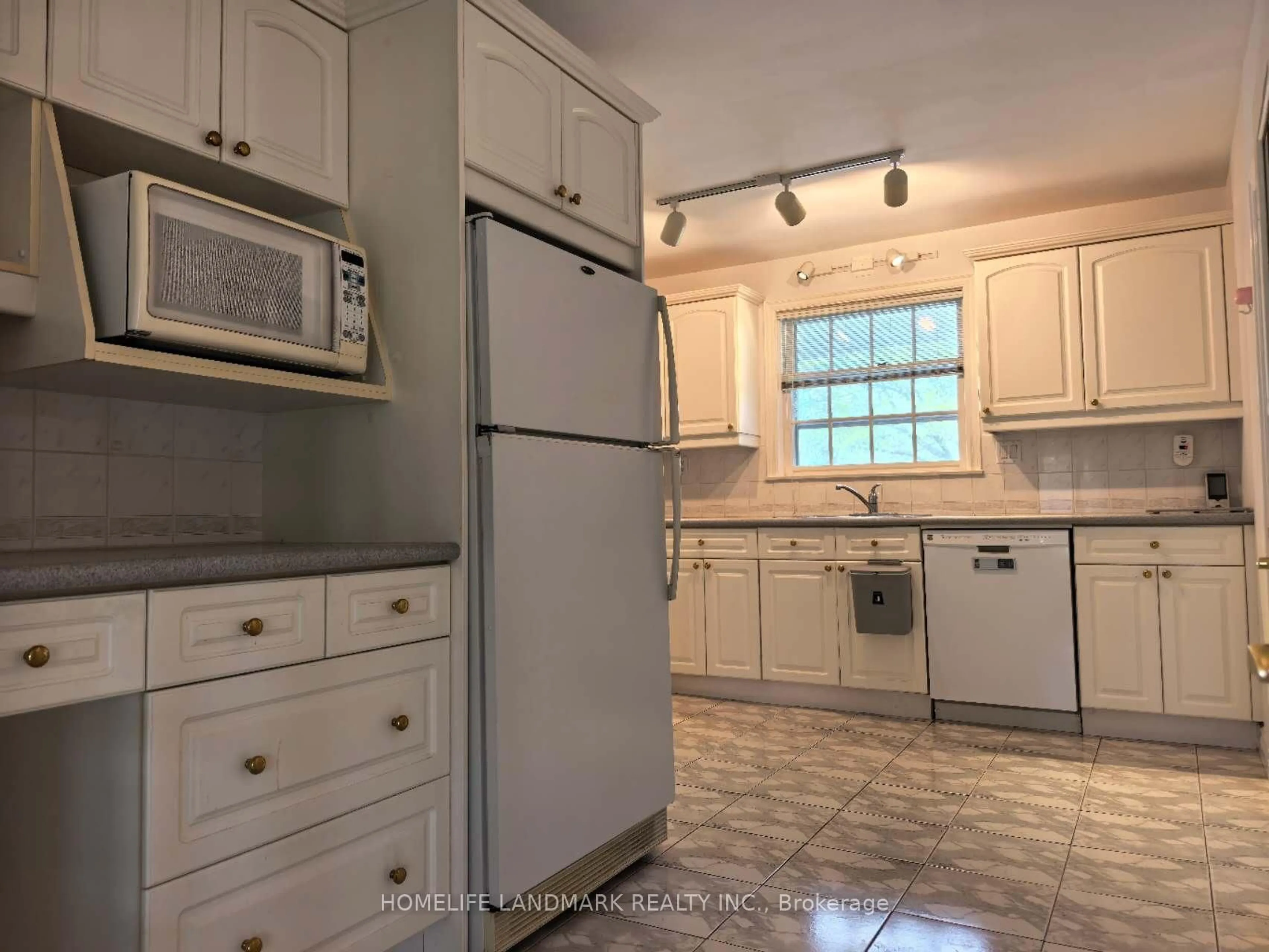 Standard kitchen, ceramic/tile floor for 11 Drakefield R Drakefield Rd, Markham Ontario L3P 1G6
