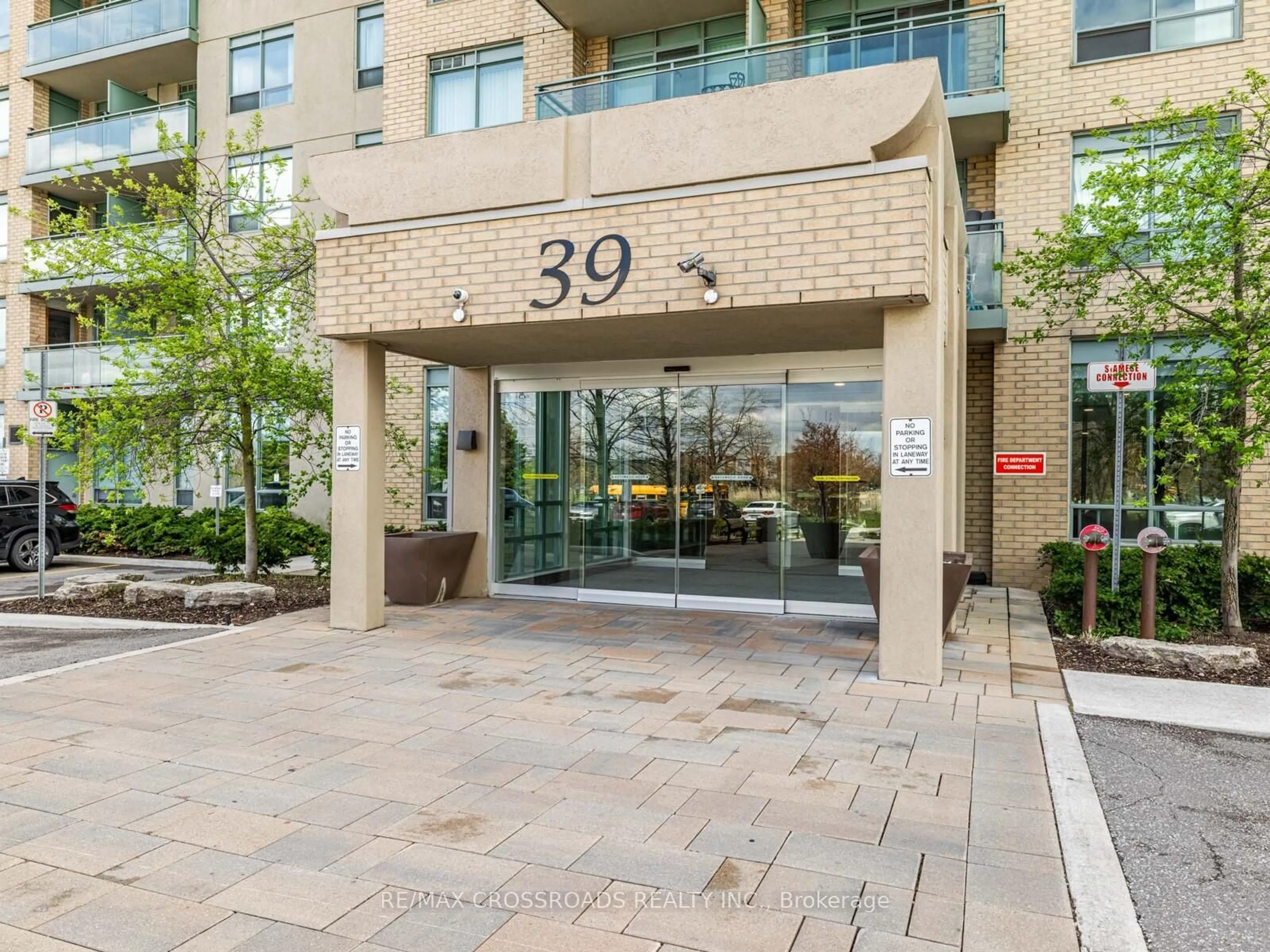 Indoor foyer for 39 Oneida Cres #605, Richmond Hill Ontario L4B 4T9
