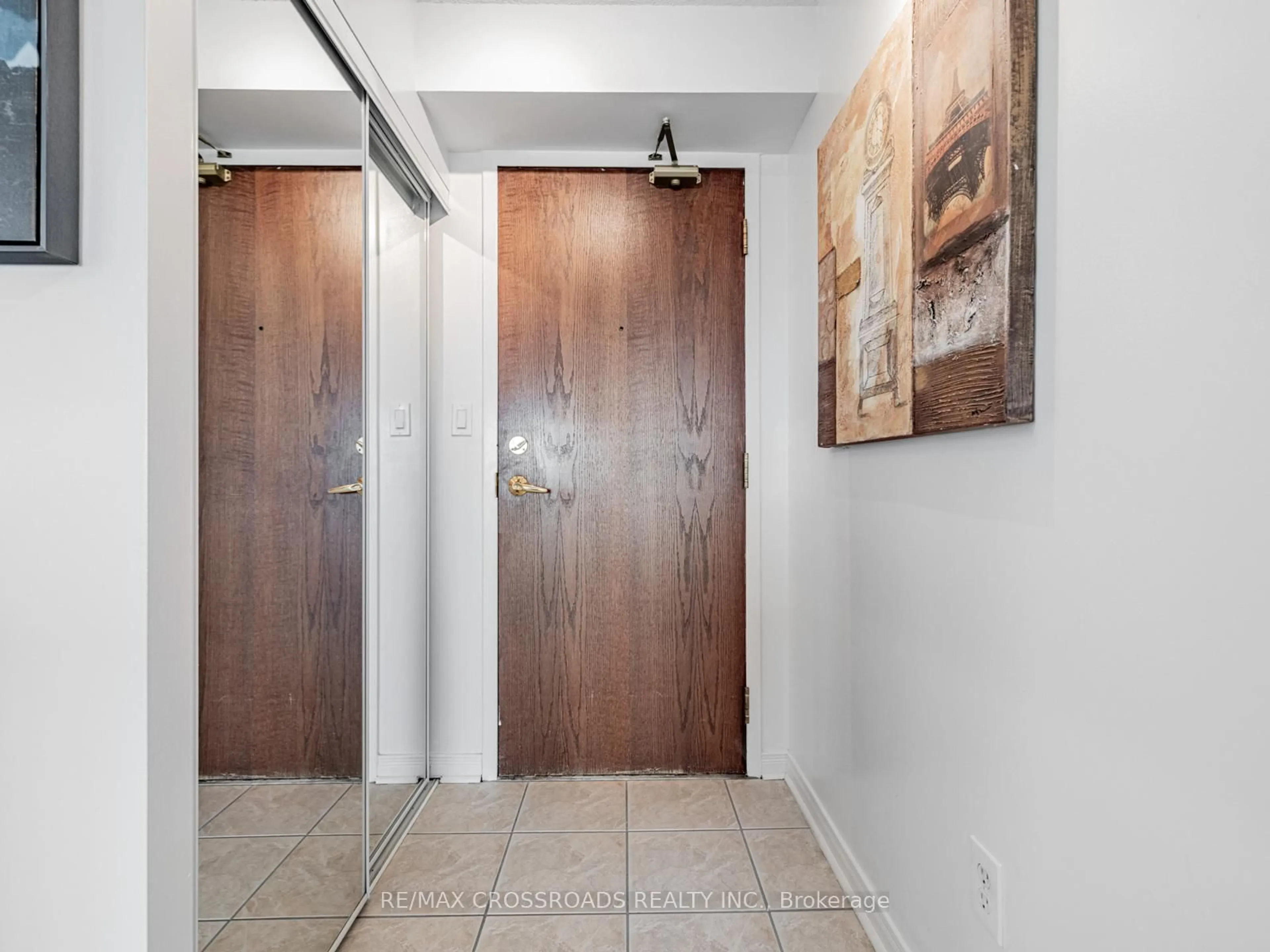 Indoor foyer for 39 Oneida Cres #605, Richmond Hill Ontario L4B 4T9