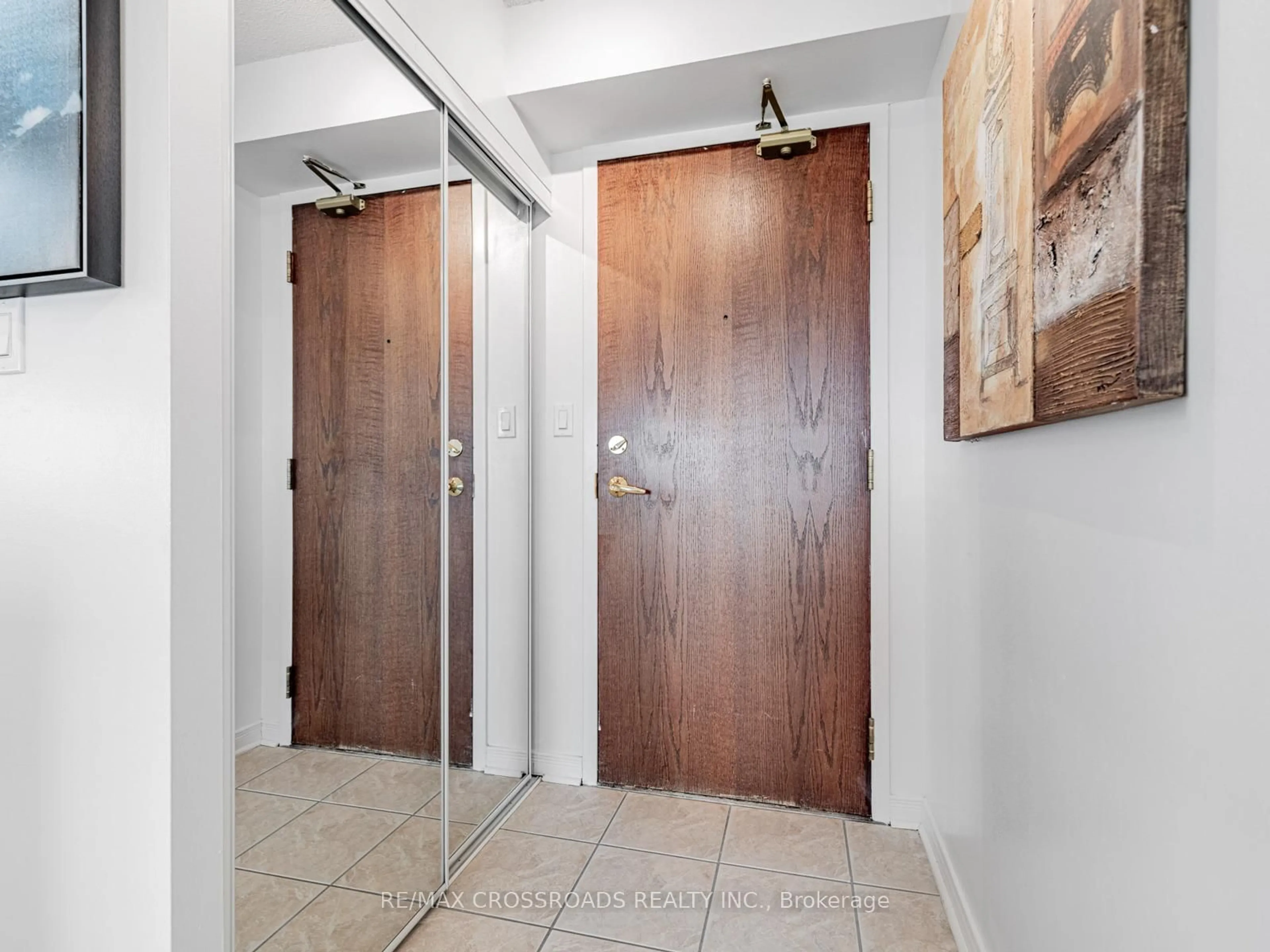 Indoor entryway for 39 Oneida Cres #605, Richmond Hill Ontario L4B 4T9