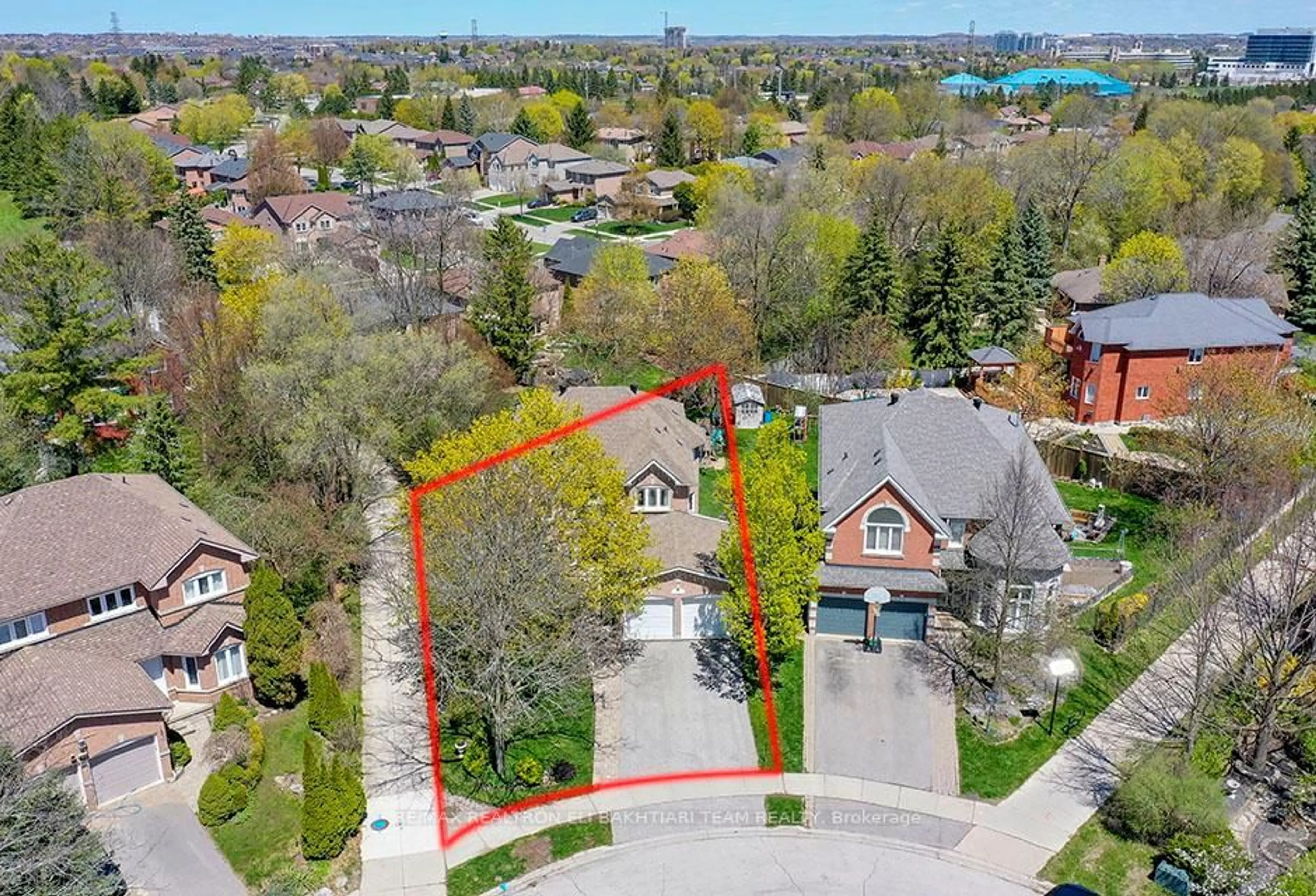 A pic from outside/outdoor area/front of a property/back of a property/a pic from drone, street for 353 Meegan Crt, Newmarket Ontario L3X 2B7