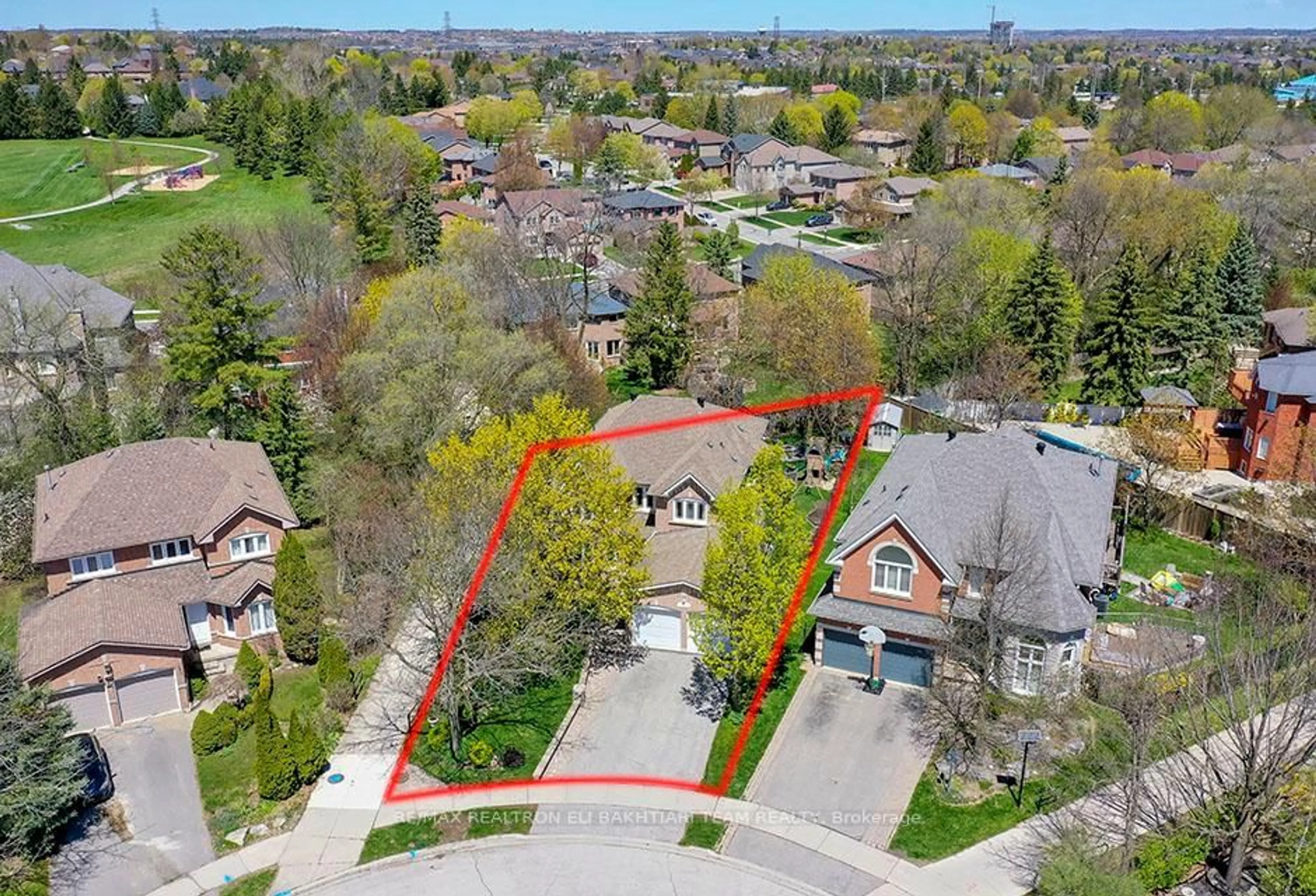 A pic from outside/outdoor area/front of a property/back of a property/a pic from drone, street for 353 Meegan Crt, Newmarket Ontario L3X 2B7