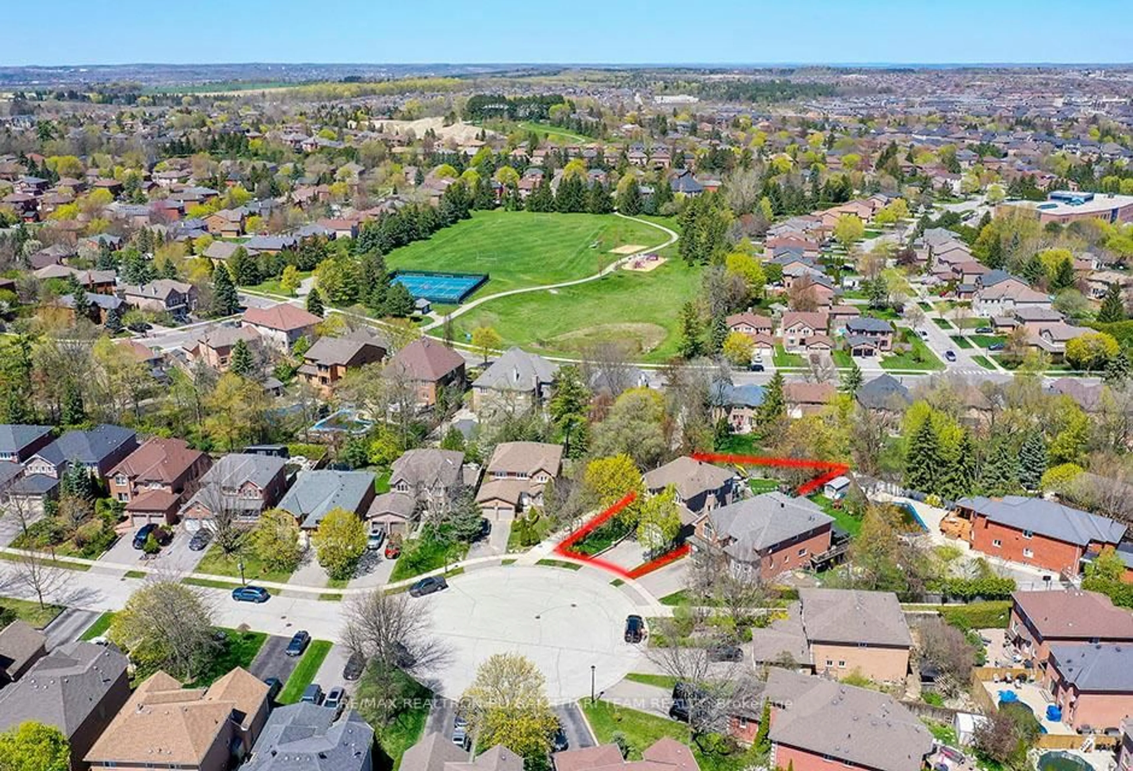 A pic from outside/outdoor area/front of a property/back of a property/a pic from drone, street for 353 Meegan Crt, Newmarket Ontario L3X 2B7