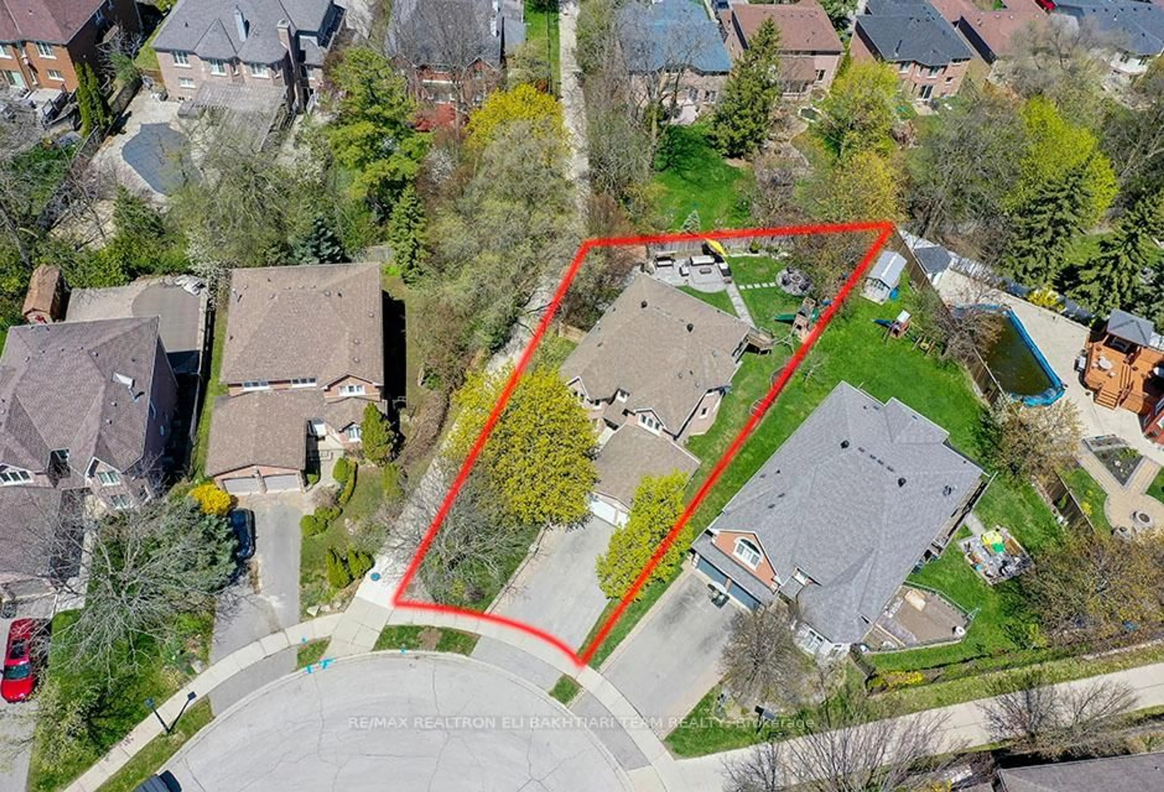 A pic from outside/outdoor area/front of a property/back of a property/a pic from drone, street for 353 Meegan Crt, Newmarket Ontario L3X 2B7
