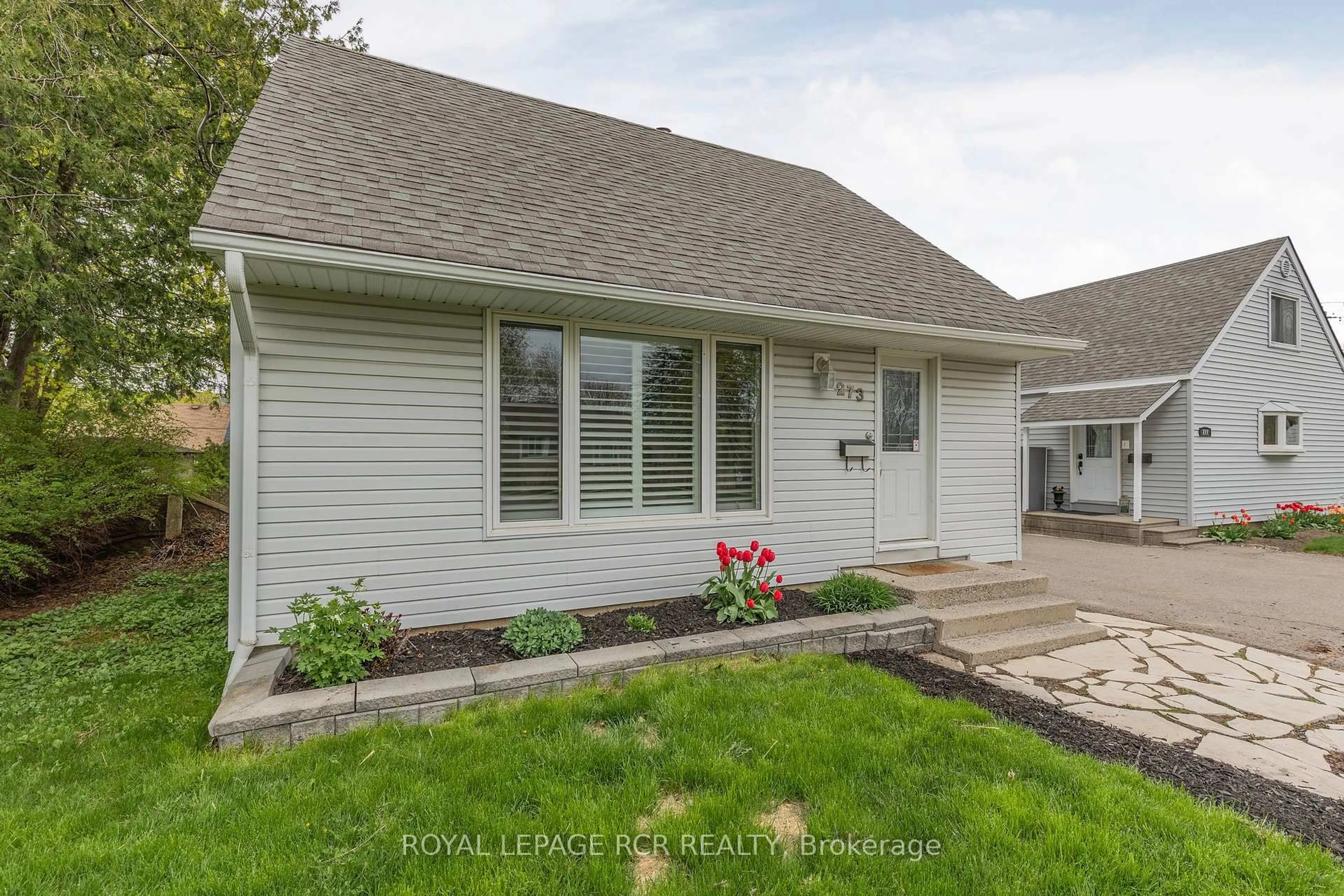 Home with vinyl exterior material, street for 273 Rogers Rd, Newmarket Ontario L3Y 1G5