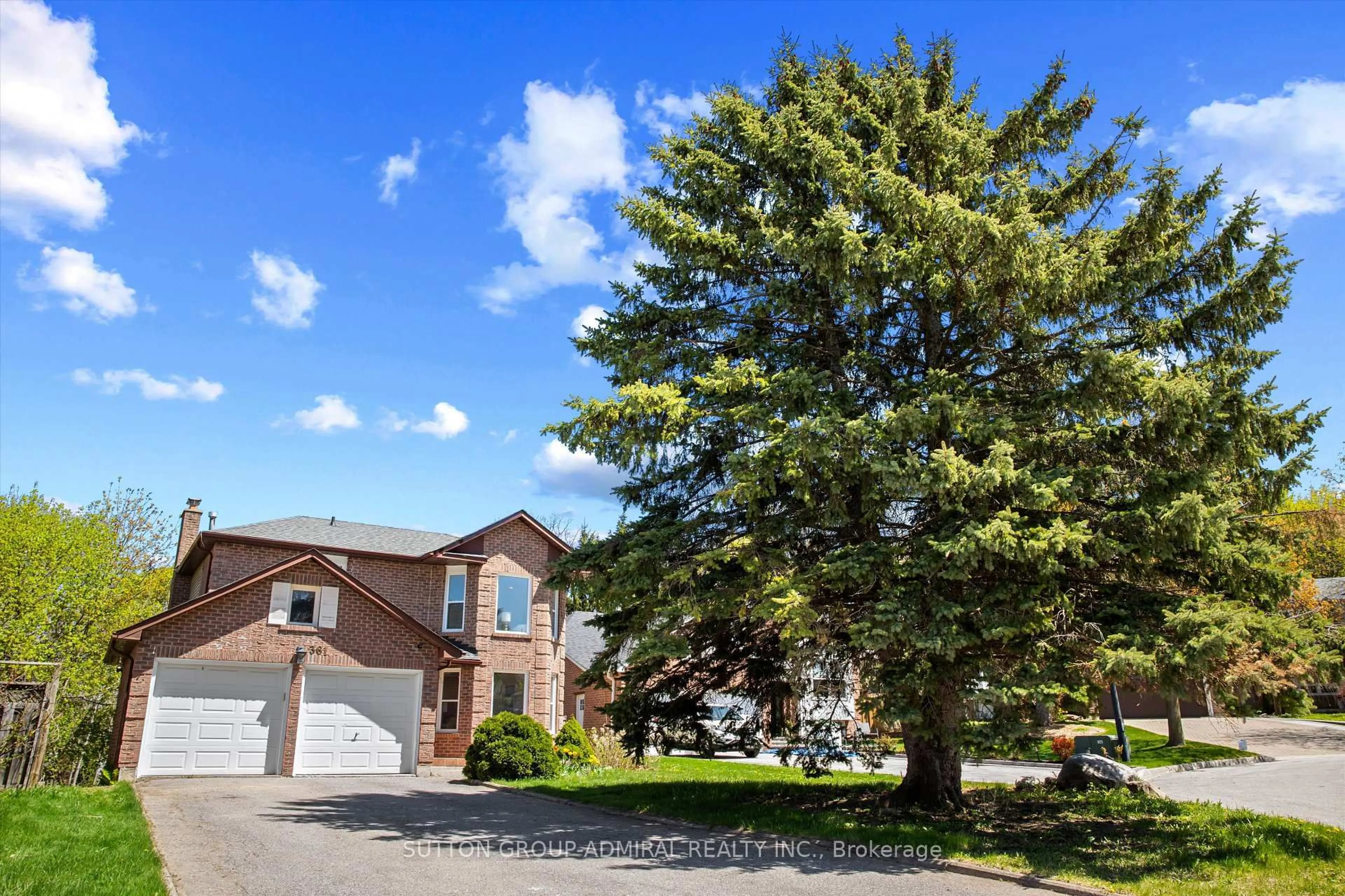 A pic from outside/outdoor area/front of a property/back of a property/a pic from drone, street for 361 Harewood Blvd, Newmarket Ontario L3Y 6S5
