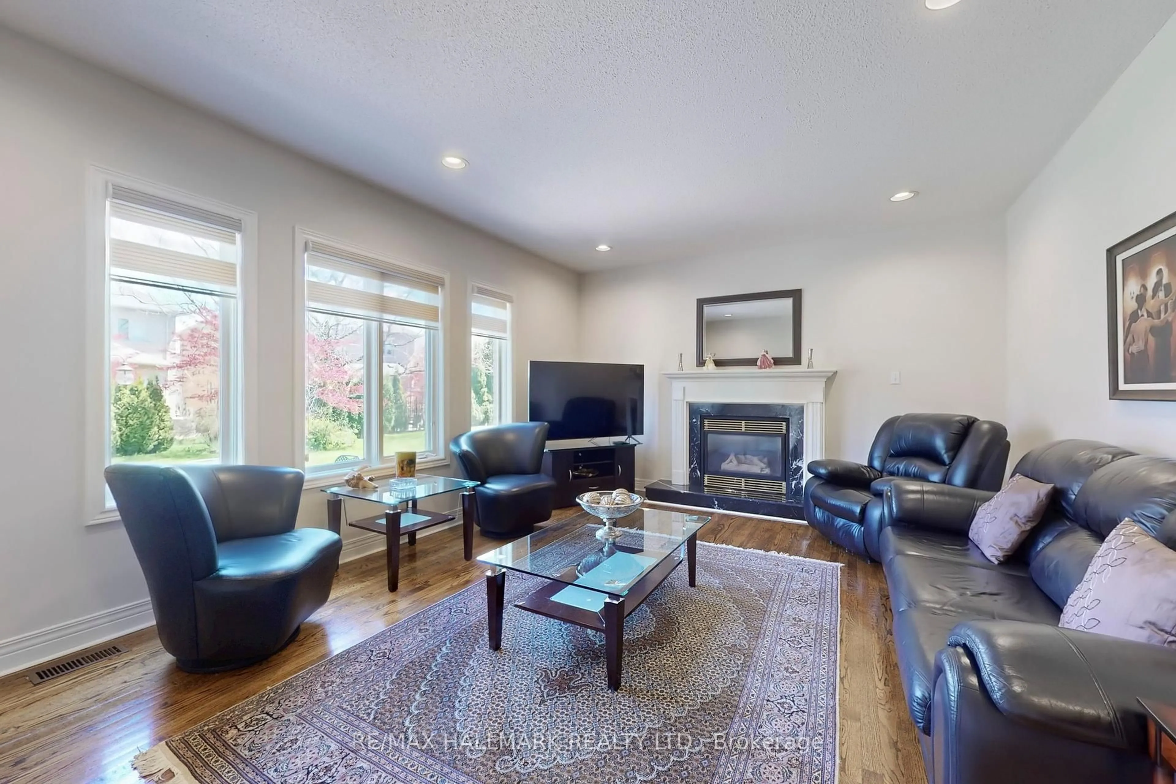 Living room with furniture, unknown for 50 yellow Birch Cres, Richmond Hill Ontario L4B 3R4