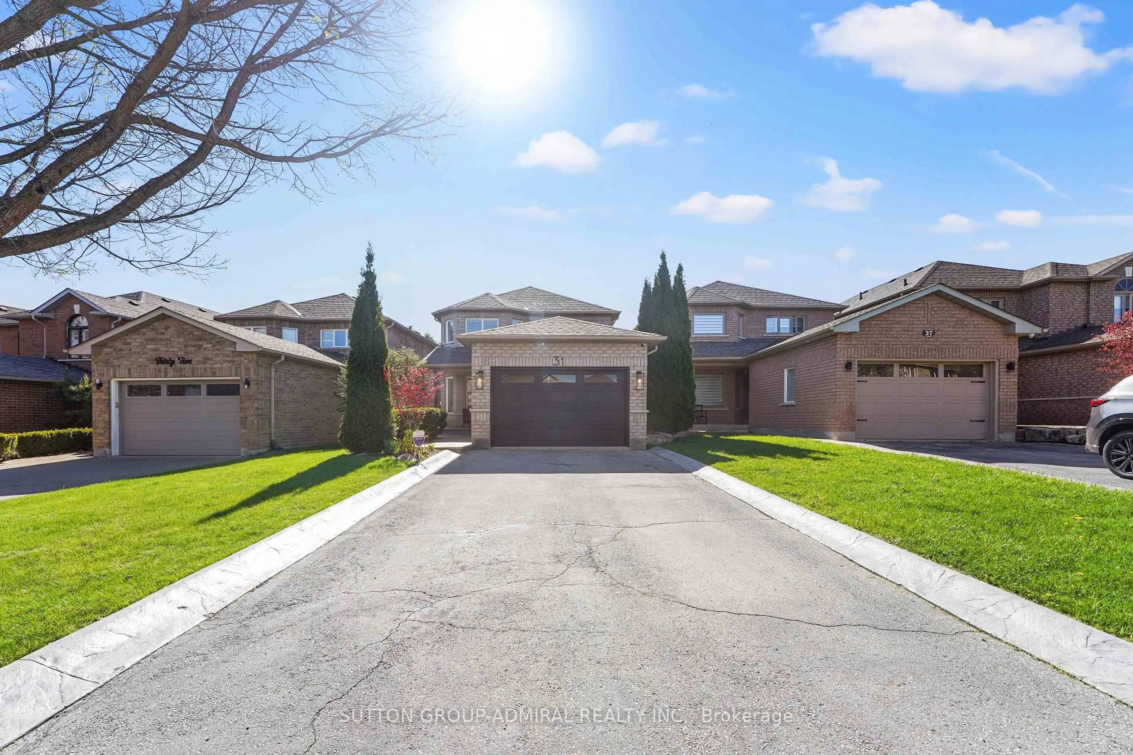 A pic from outside/outdoor area/front of a property/back of a property/a pic from drone, street for 31 Panorama Cres, Vaughan Ontario L4H 1J8
