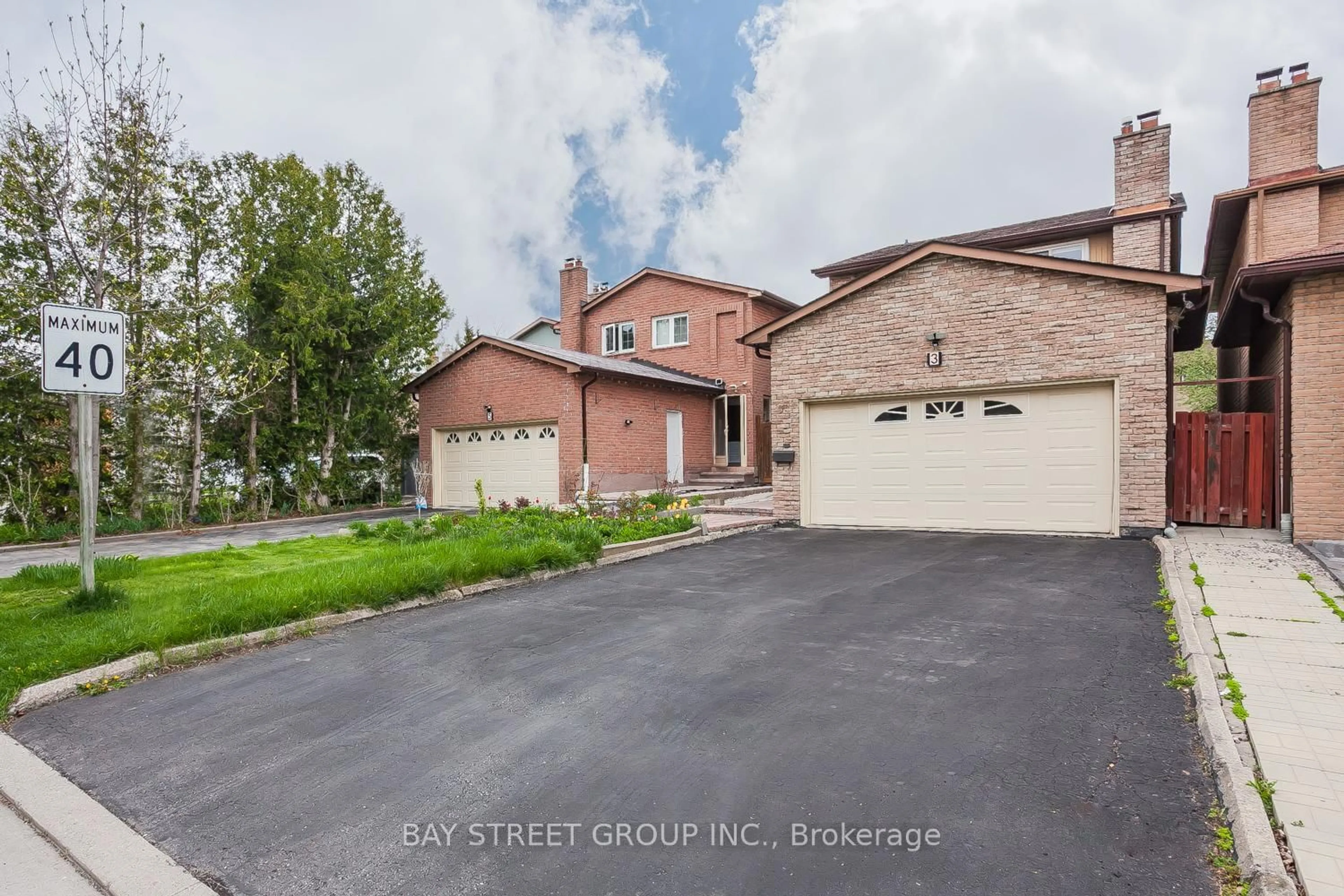 A pic from outside/outdoor area/front of a property/back of a property/a pic from drone, street for 3 Upton Cres, Markham Ontario L3R 3T3
