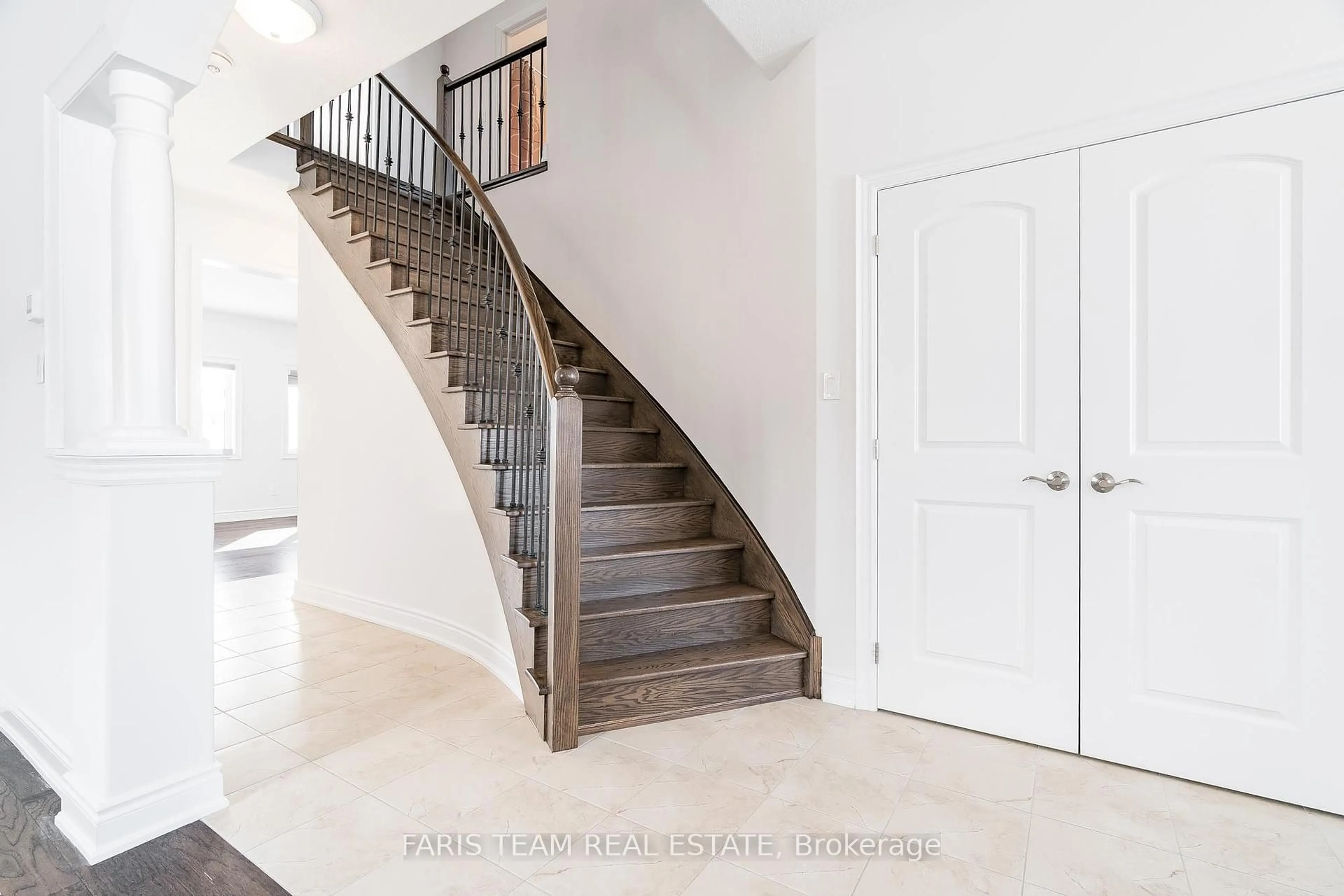 Stairs for 1606 Rizzardo Cres, Innisfil Ontario L9S 0L7