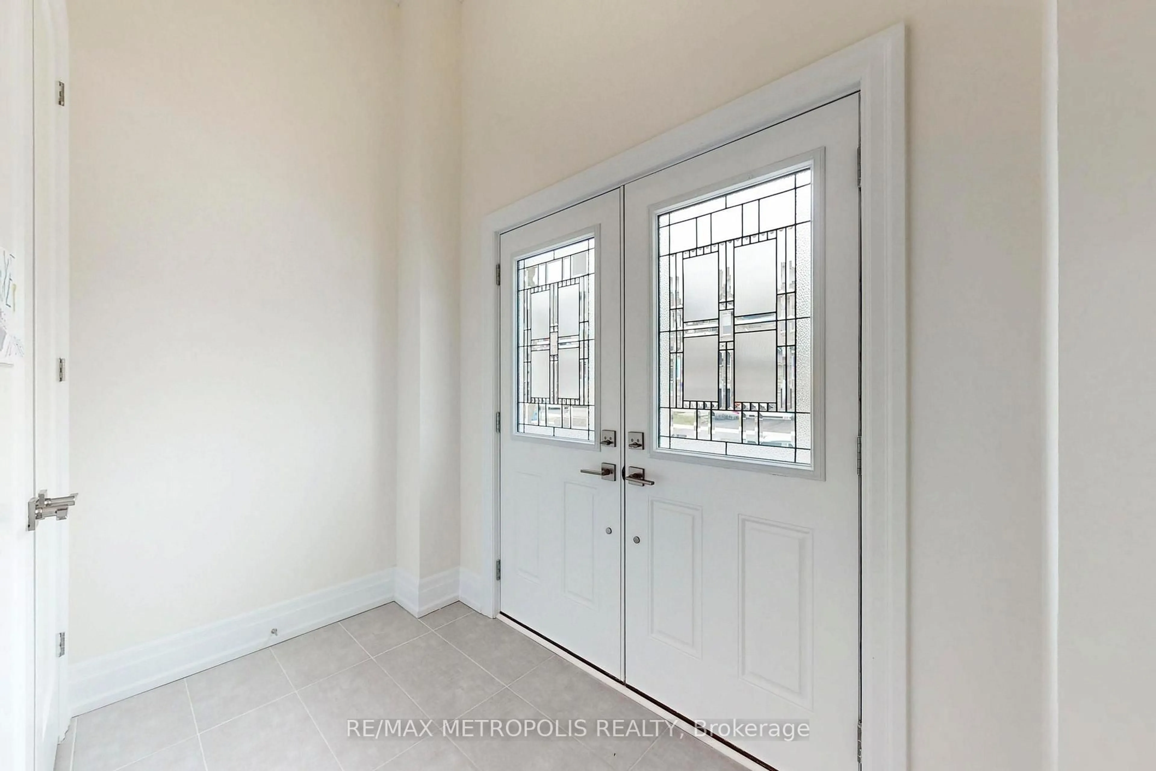 Indoor entryway for 15 Seguin St, Richmond Hill Ontario L4E 1L8