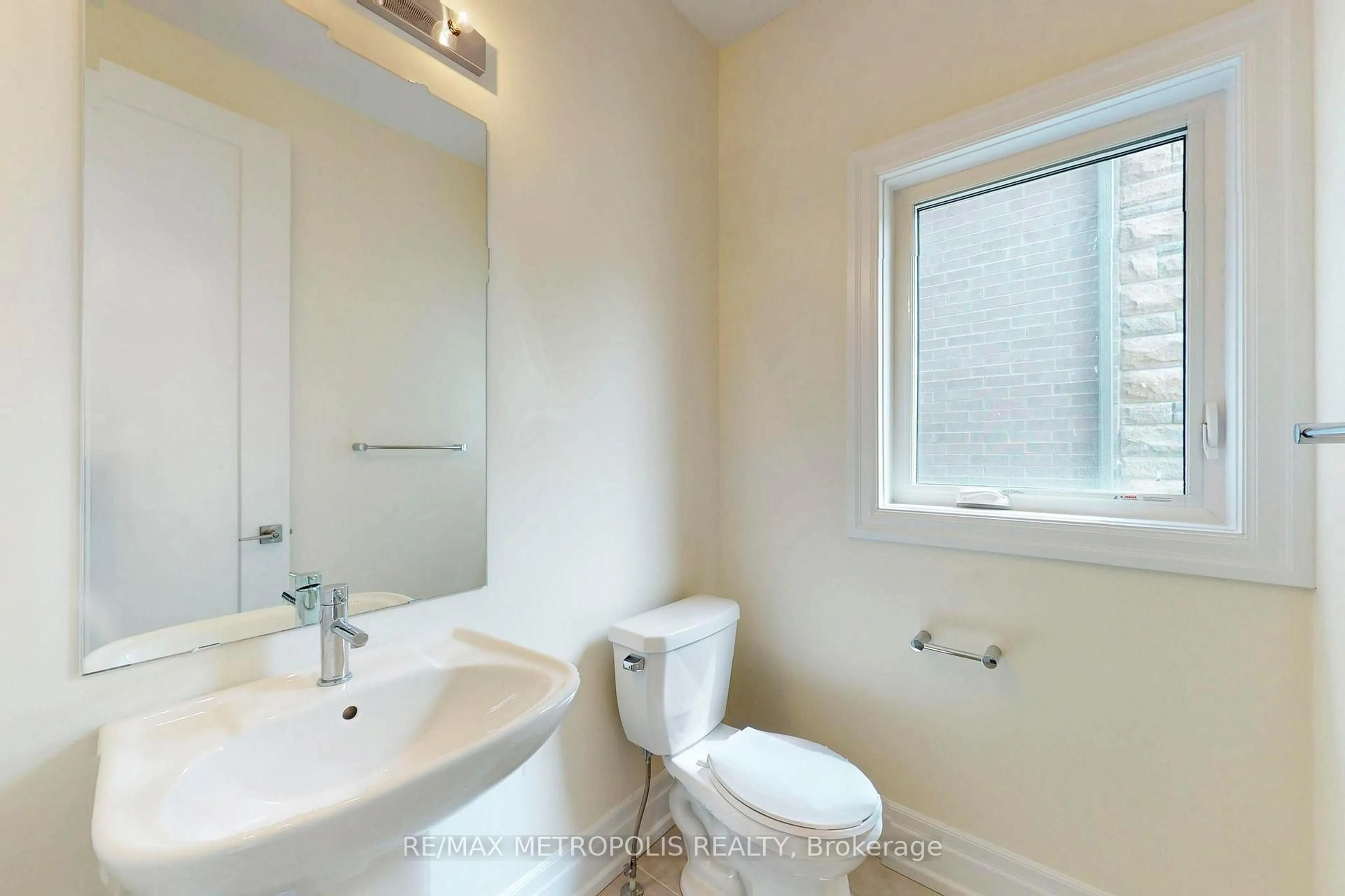 Standard bathroom, unknown for 15 Seguin St, Richmond Hill Ontario L4E 1L8