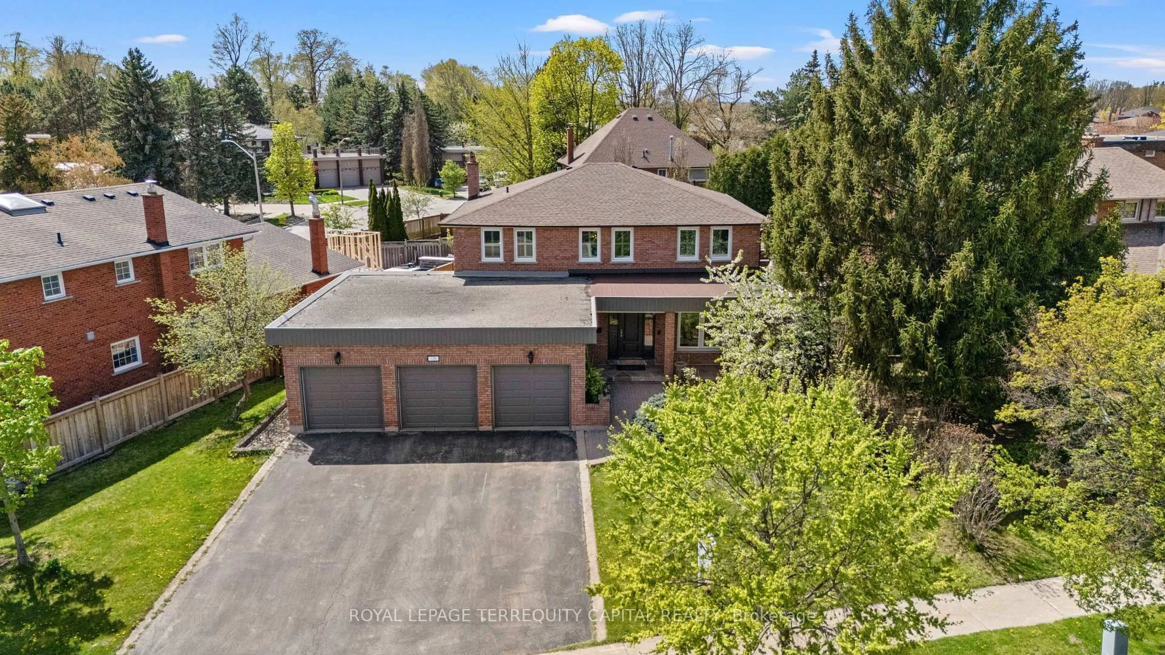 A pic from outside/outdoor area/front of a property/back of a property/a pic from drone, street for 136 Villa Park Dr, Vaughan Ontario L4L 3G7