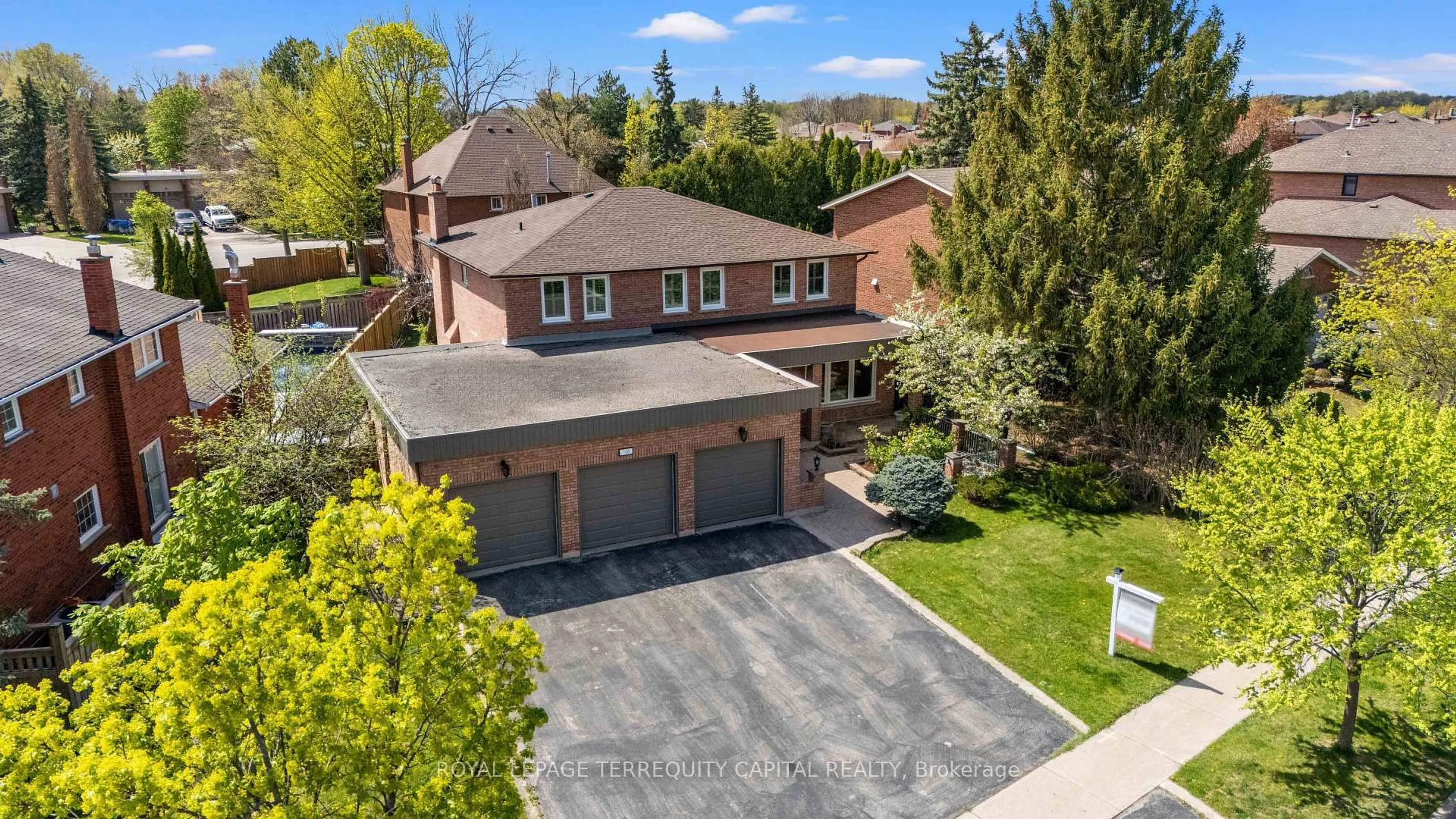 A pic from outside/outdoor area/front of a property/back of a property/a pic from drone, street for 136 Villa Park Dr, Vaughan Ontario L4L 3G7