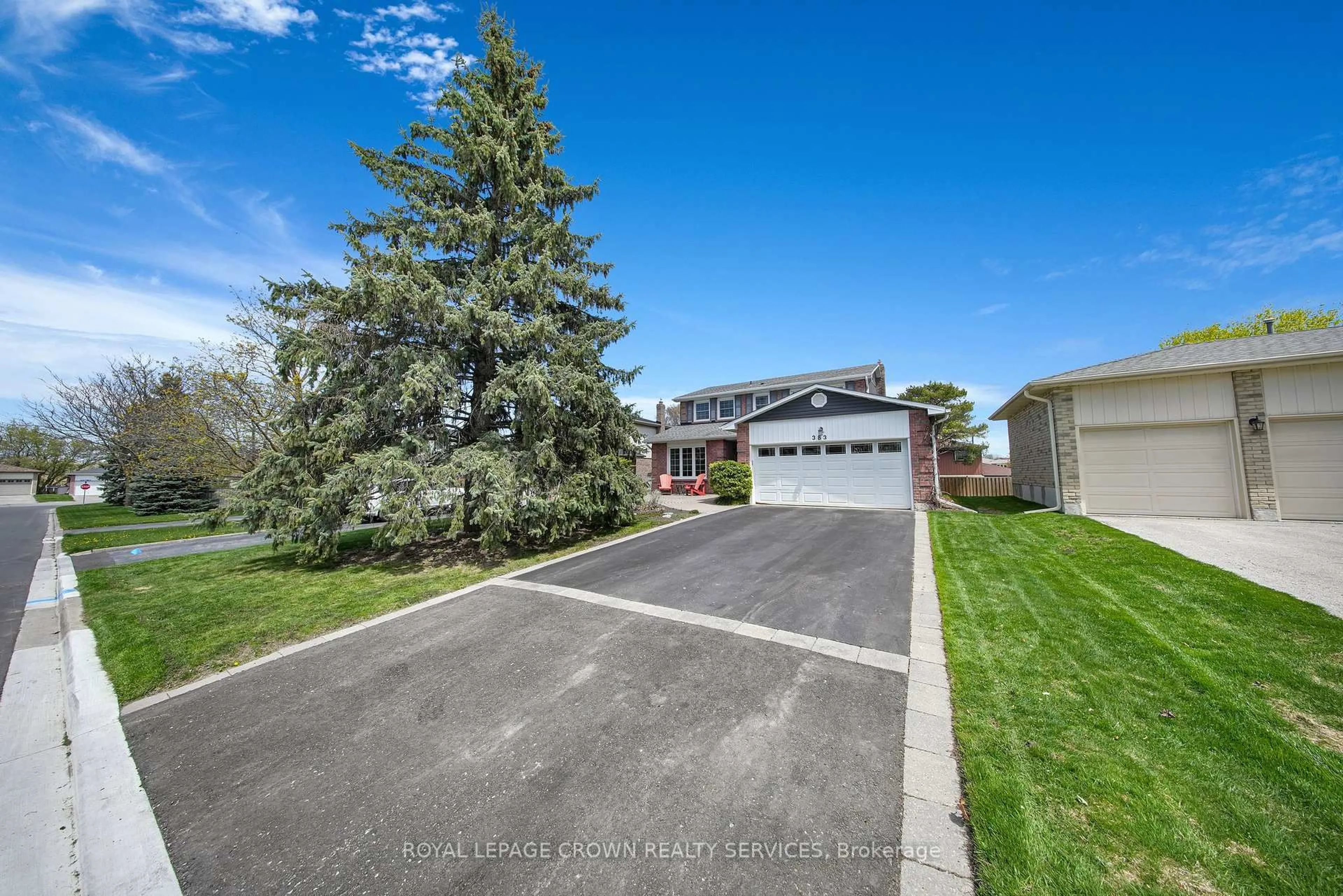 A pic from outside/outdoor area/front of a property/back of a property/a pic from drone, street for 383 Ashworth Dr, Newmarket Ontario L3Y 6T7