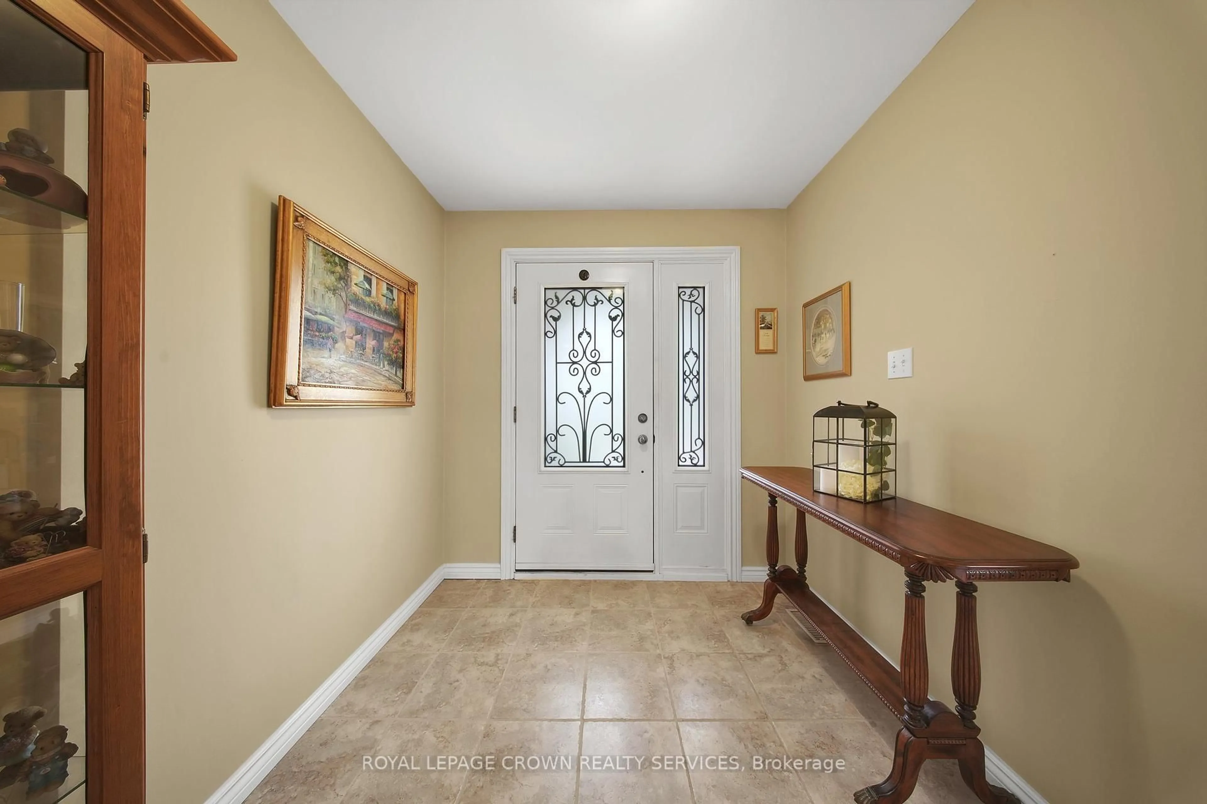 Indoor entryway for 383 Ashworth Dr, Newmarket Ontario L3Y 6T7