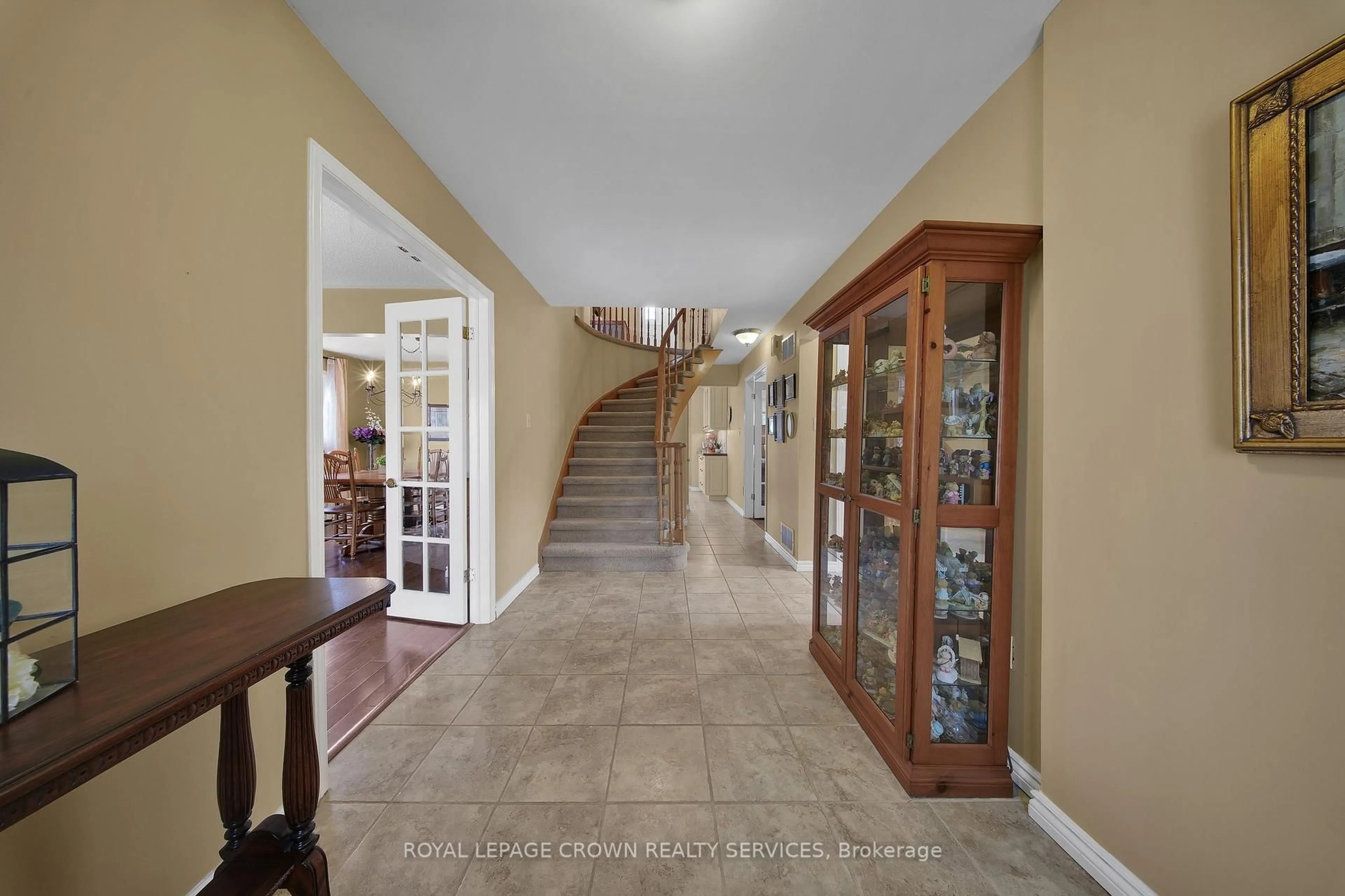 Indoor foyer for 383 Ashworth Dr, Newmarket Ontario L3Y 6T7
