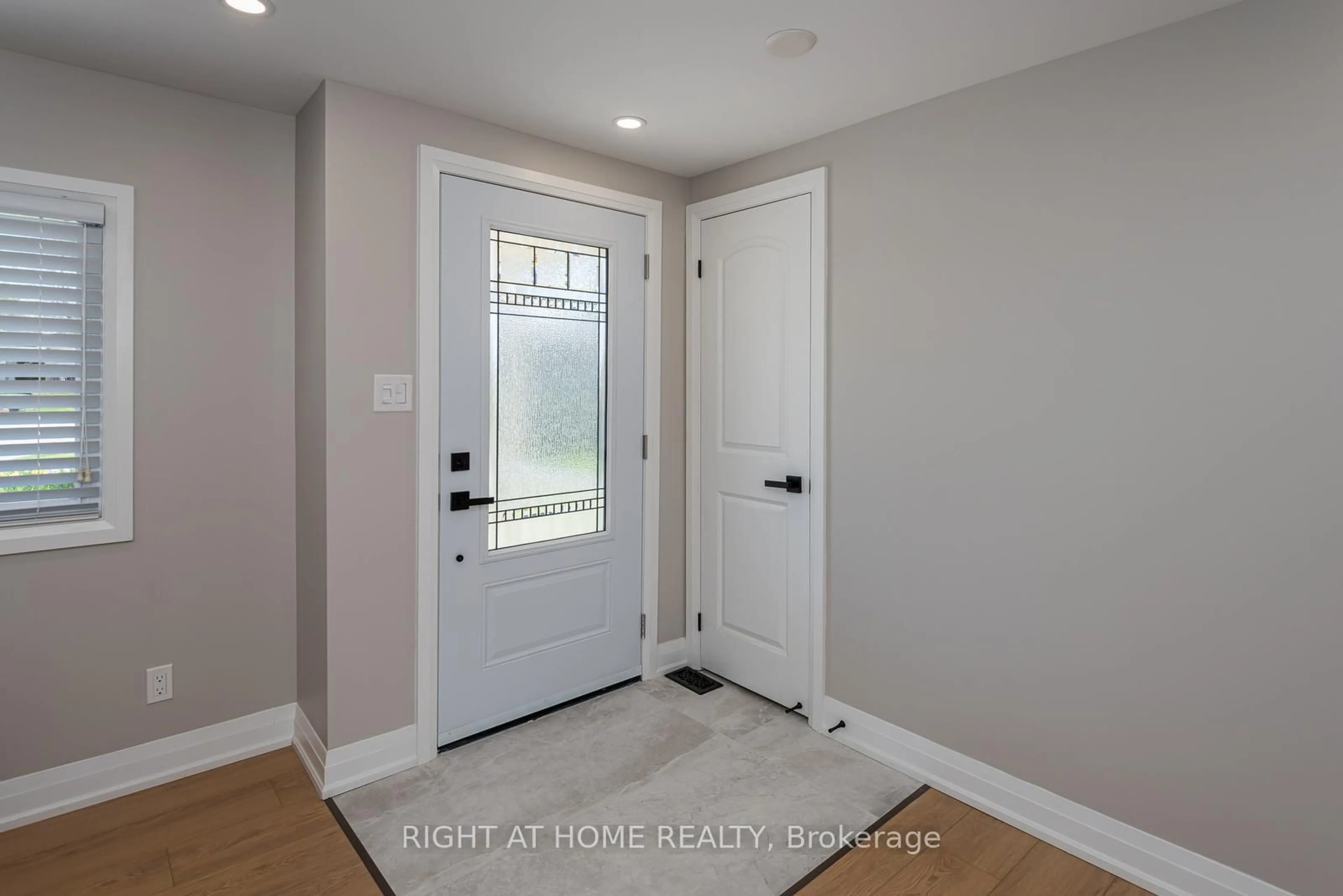 Indoor entryway for 83 Hawthorne Dr, Innisfil Ontario L9S 1N9