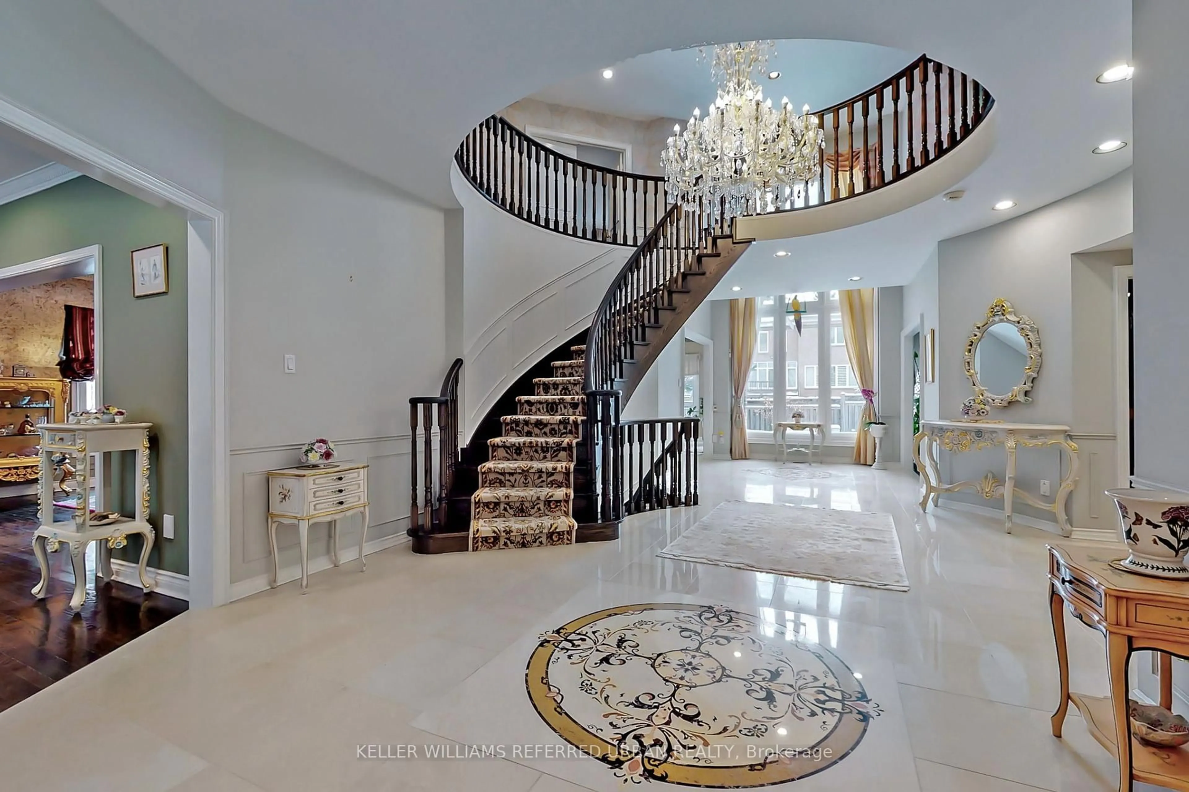Indoor foyer for 28 Edmund Cres, Richmond Hill Ontario L4B 2X8