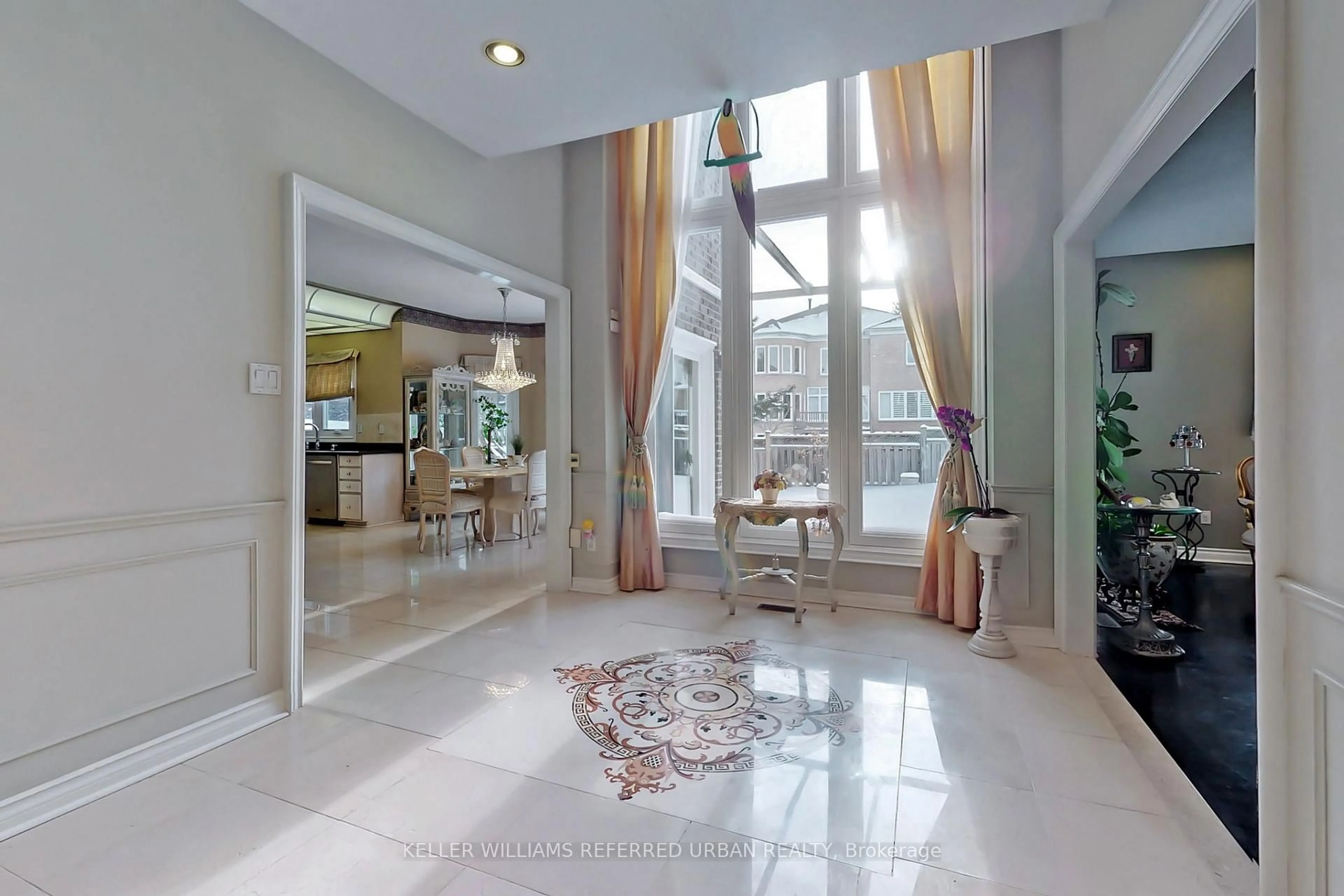 Indoor foyer for 28 Edmund Cres, Richmond Hill Ontario L4B 2X8