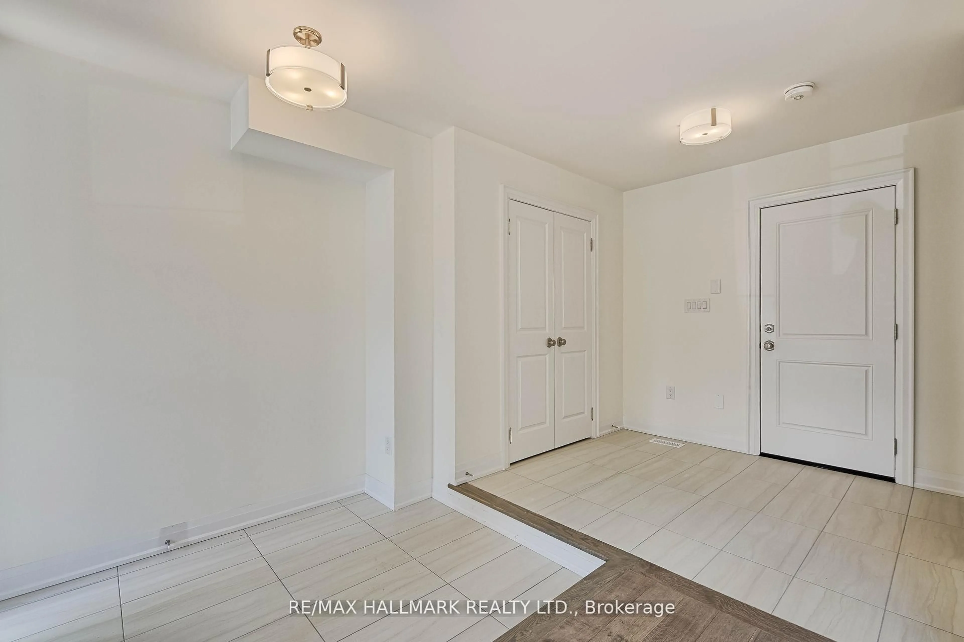 Indoor entryway for 28 Gardeners Lane, Markham Ontario L6C 3L5